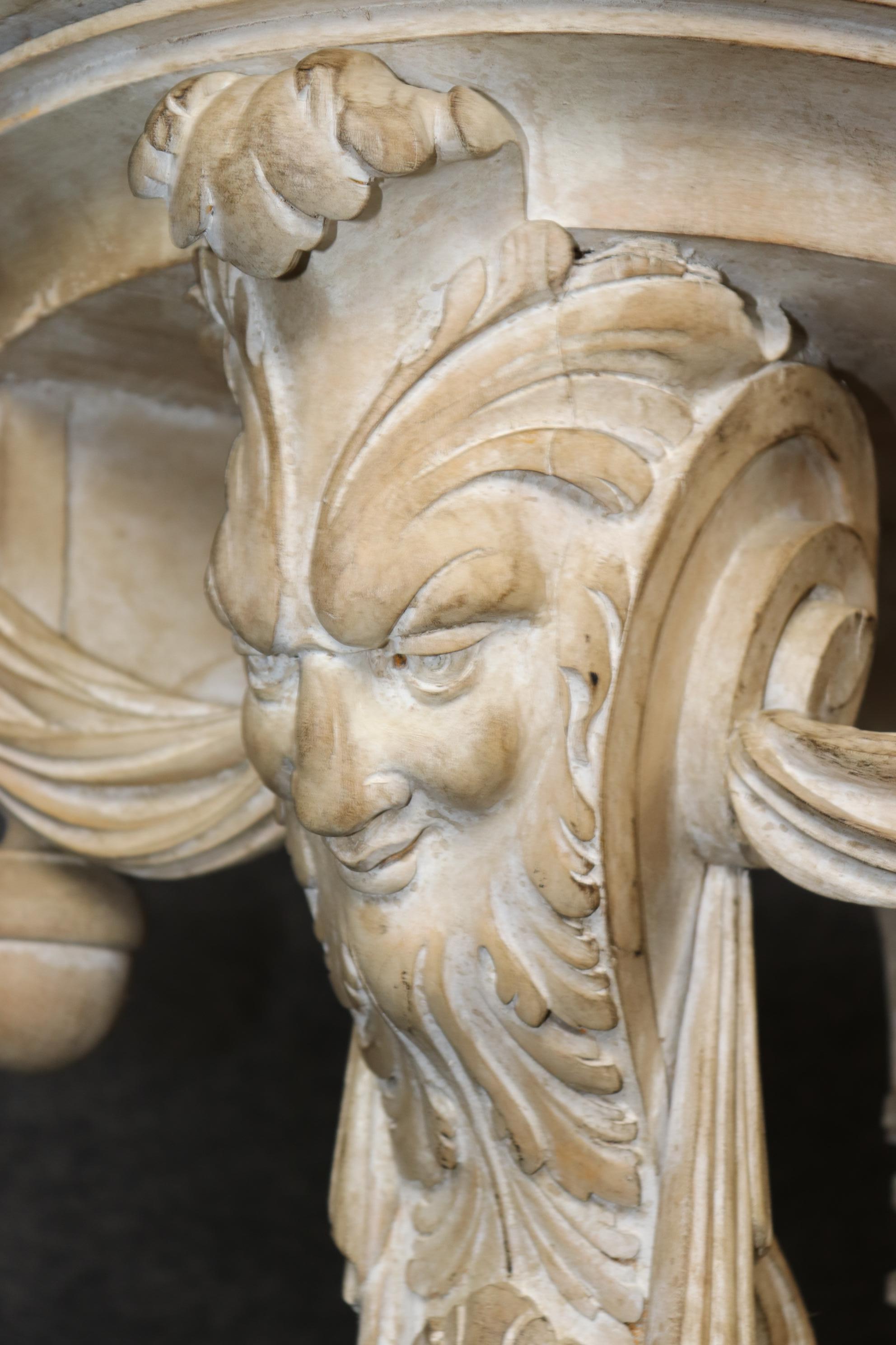 Rococo Console italienne finement sculptée et peinte en blanc avec masques figuratifs en vente