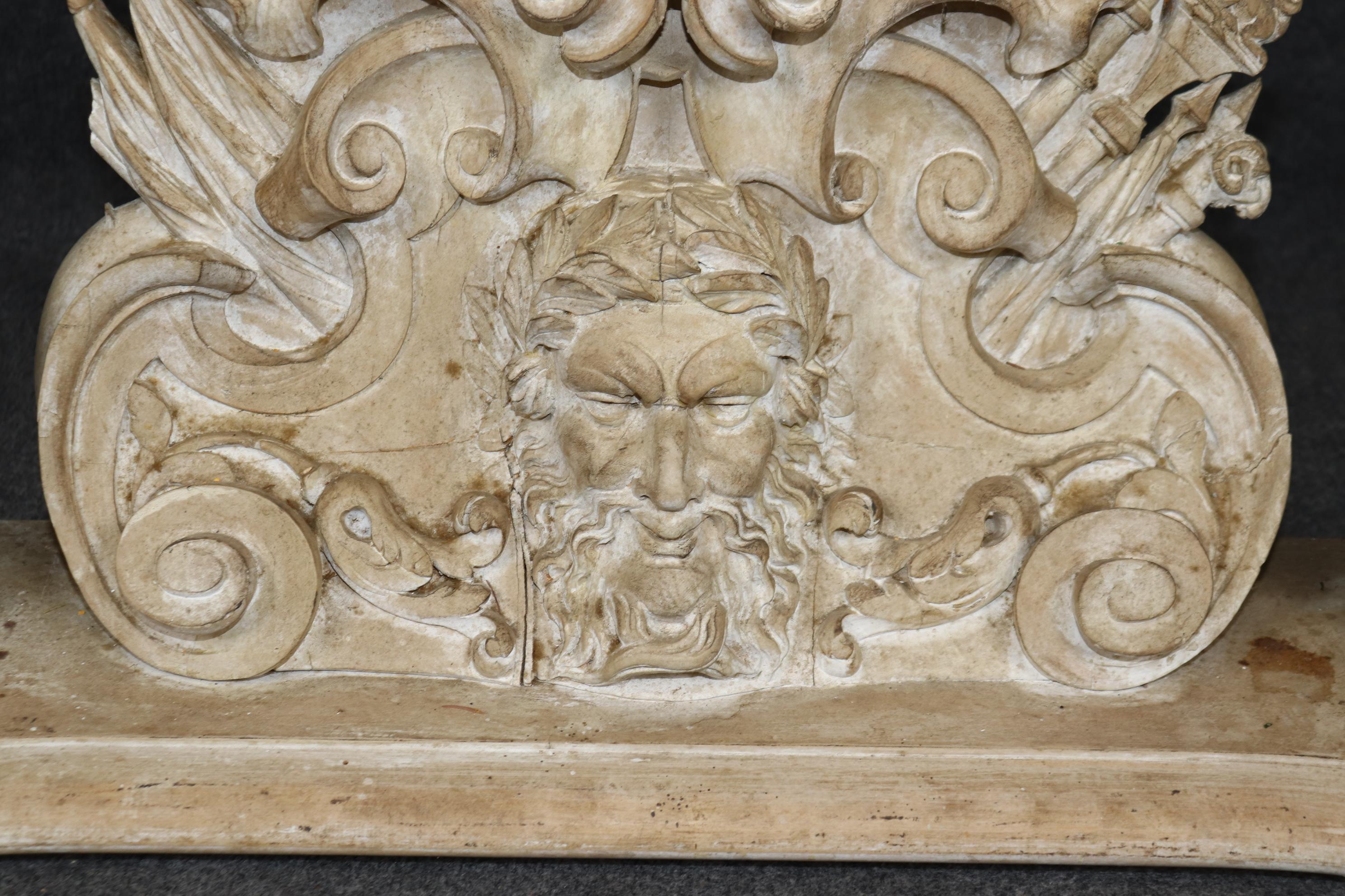 Console italienne finement sculptée et peinte en blanc avec masques figuratifs Bon état - En vente à Swedesboro, NJ