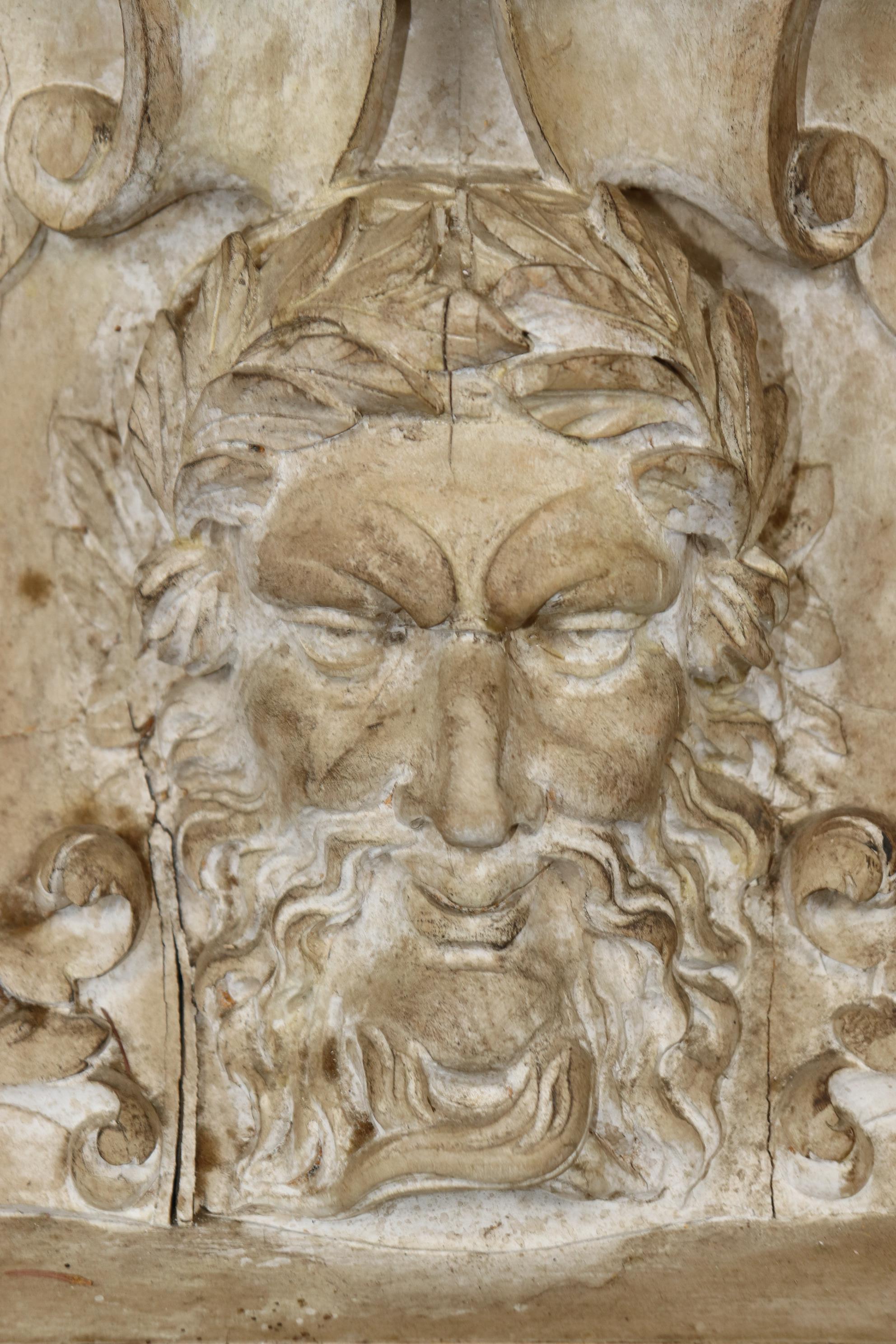 Fin du XIXe siècle Console italienne finement sculptée et peinte en blanc avec masques figuratifs en vente