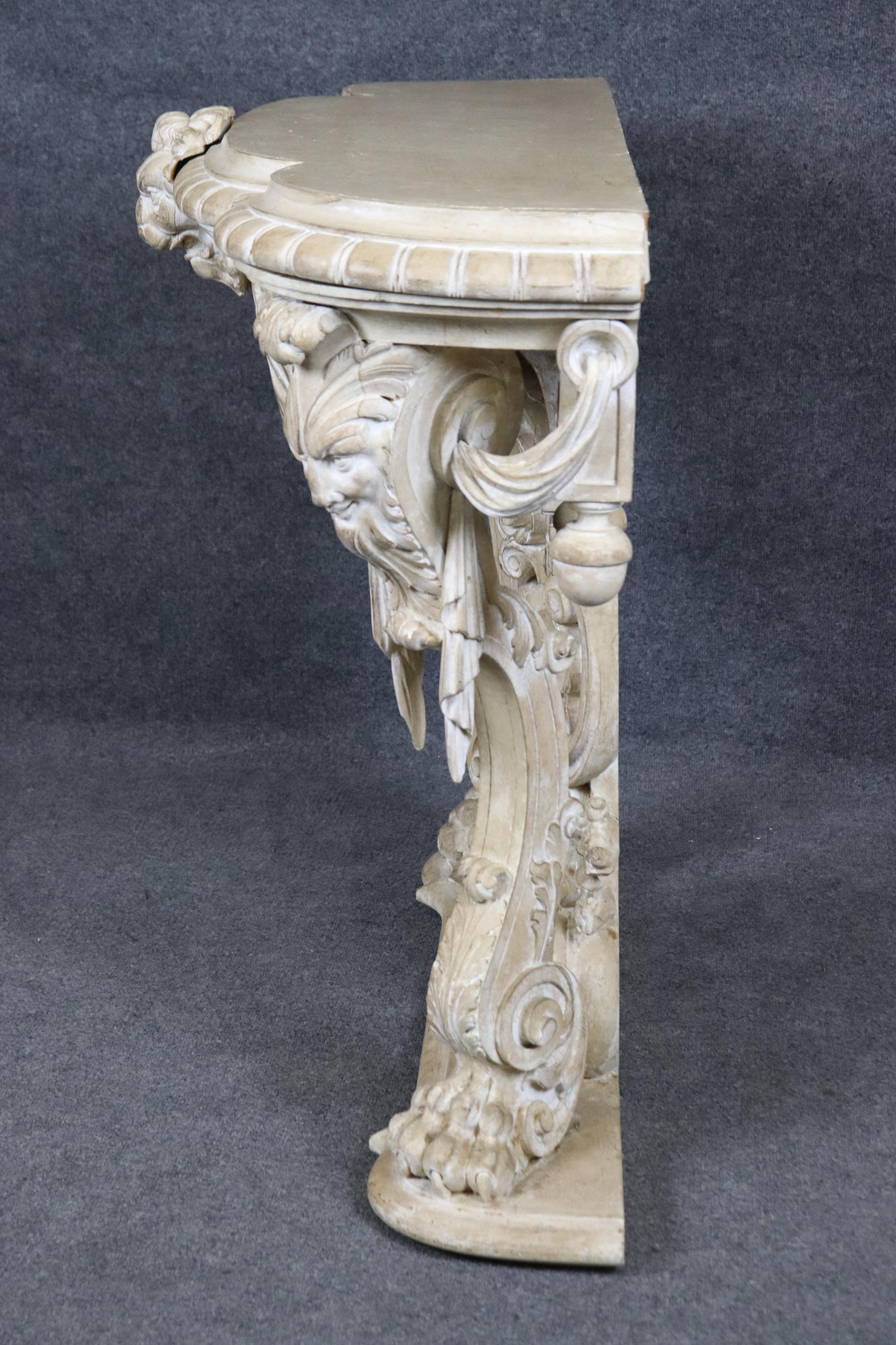 Noyer Console italienne finement sculptée et peinte en blanc avec masques figuratifs en vente