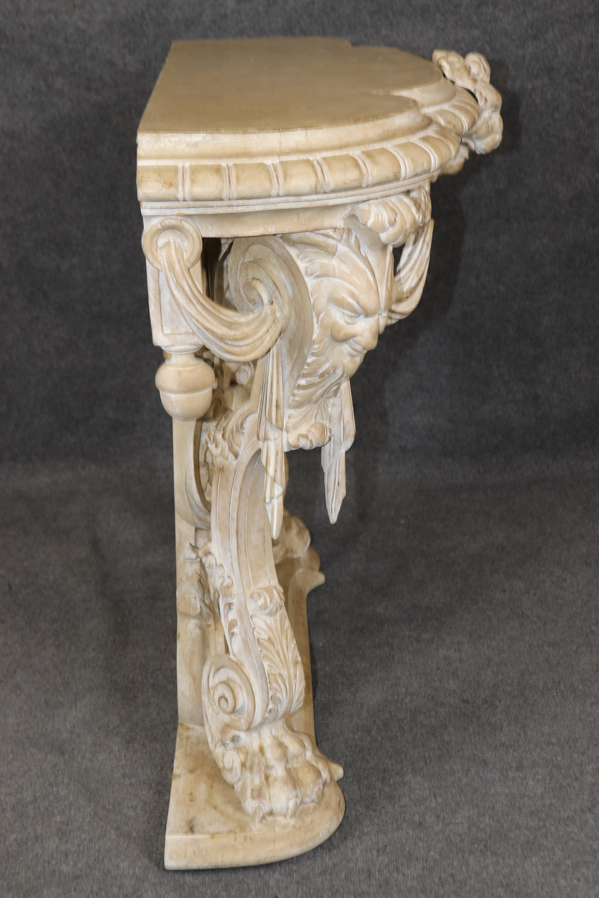 Console italienne finement sculptée et peinte en blanc avec masques figuratifs en vente 1