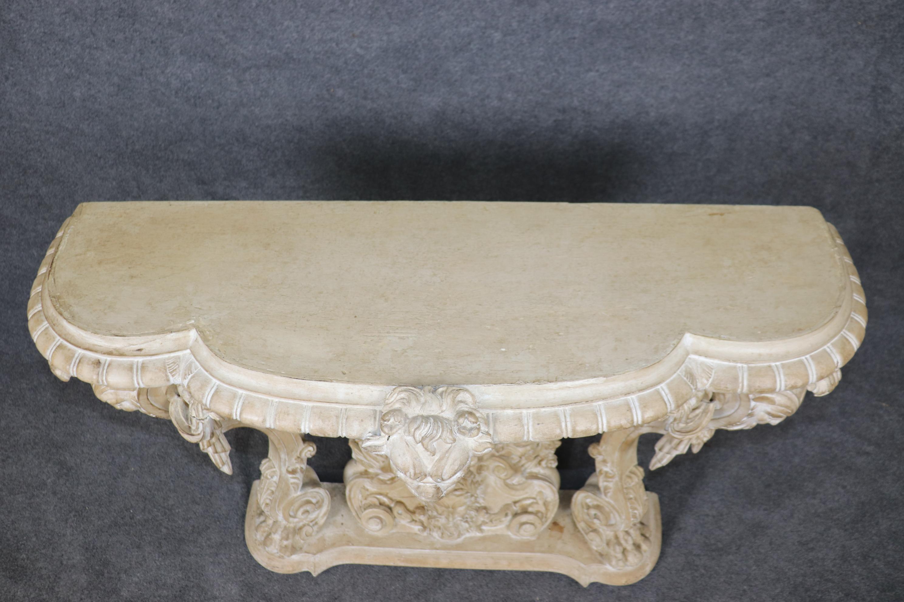 Console italienne finement sculptée et peinte en blanc avec masques figuratifs en vente 2