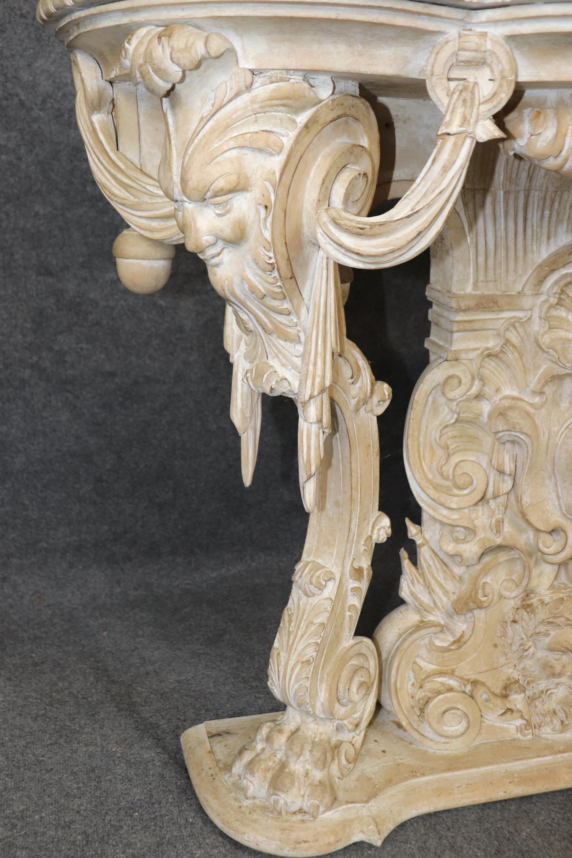 Console italienne finement sculptée et peinte en blanc avec masques figuratifs en vente 3