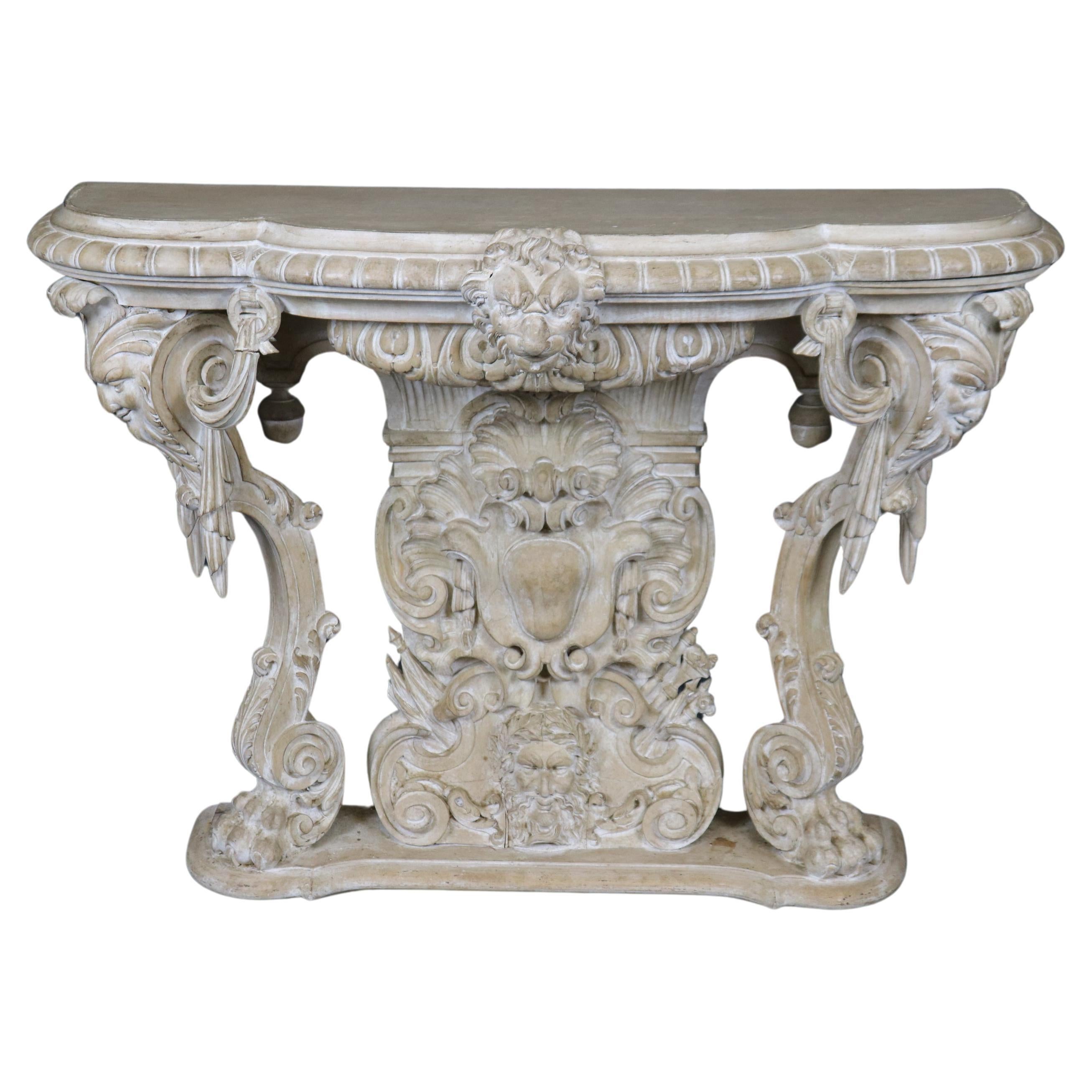 Console italienne finement sculptée et peinte en blanc avec masques figuratifs en vente
