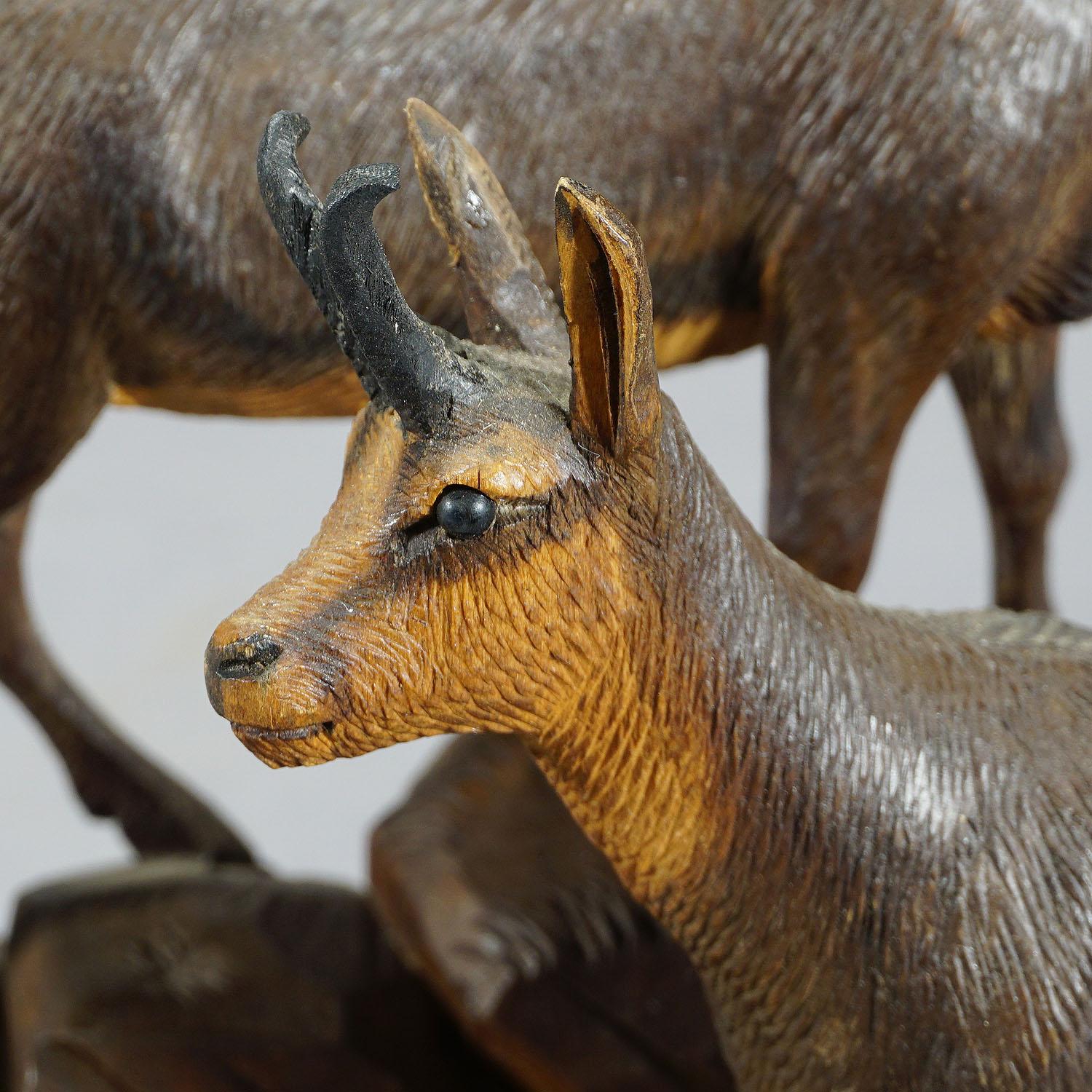 Fine Carved Wood Chamois Family by Ernst Heissl, circa 1900 In Good Condition For Sale In Berghuelen, DE