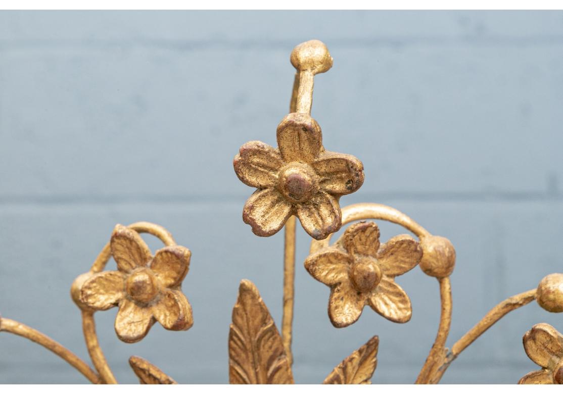 Ein eleganter und gut verarbeiteter Spiegel von Carver's Guild. Mit handaufgelegtem Blattgold in einer antiken Patina. Ein schönes großes Oval mit Weizengarbe Wappen mit vorspringenden Blumen auf einer Urne mit Blattrollen an den Seiten und
