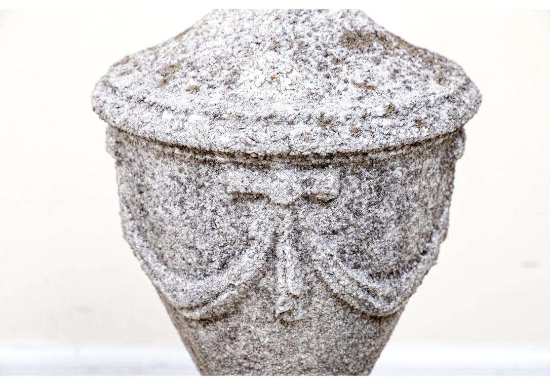 Fino Remate de Urna de Jardín de Piedra Fundida clásico estadounidense en venta