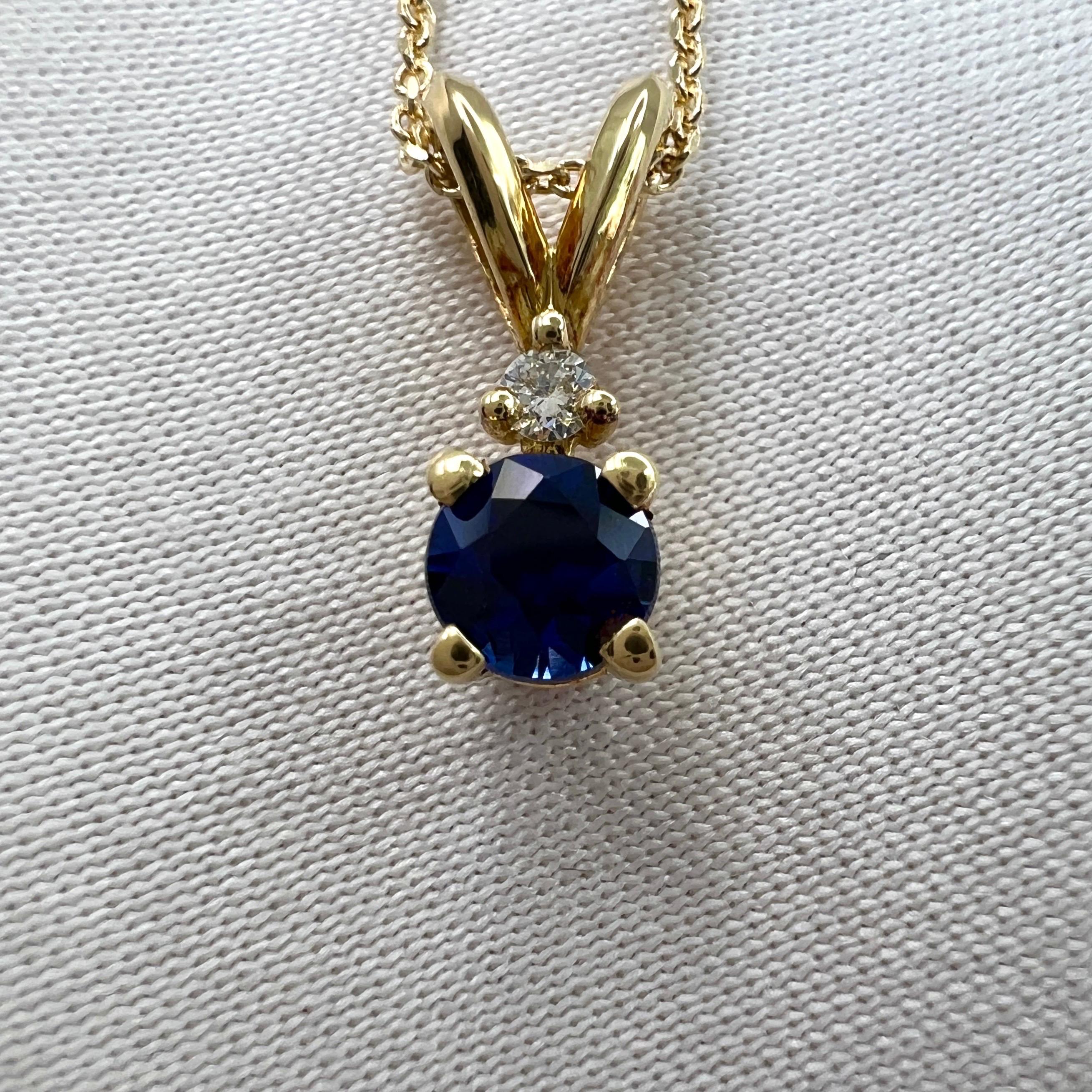 Fine Ceylon Cornflower Blue Sapphire & Diamond Round Cut 18k Yellow Gold Pendant In New Condition For Sale In Birmingham, GB