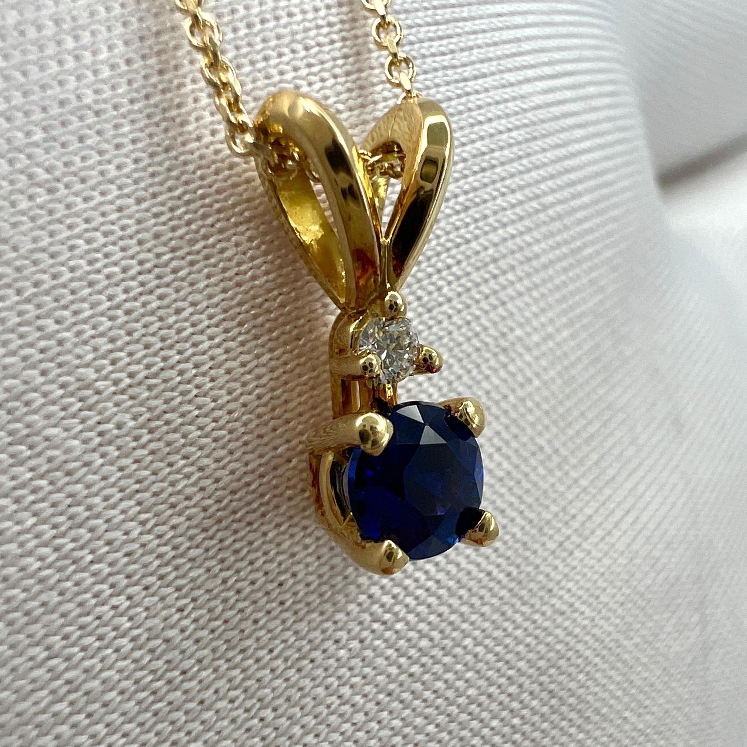 Women's or Men's Fine Ceylon Cornflower Blue Sapphire & Diamond Round Cut 18k Yellow Gold Pendant For Sale
