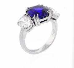 Raffinato anello a tre pietre con zaffiro di Ceylon e diamante ovale,  Realizzato a mano in platino