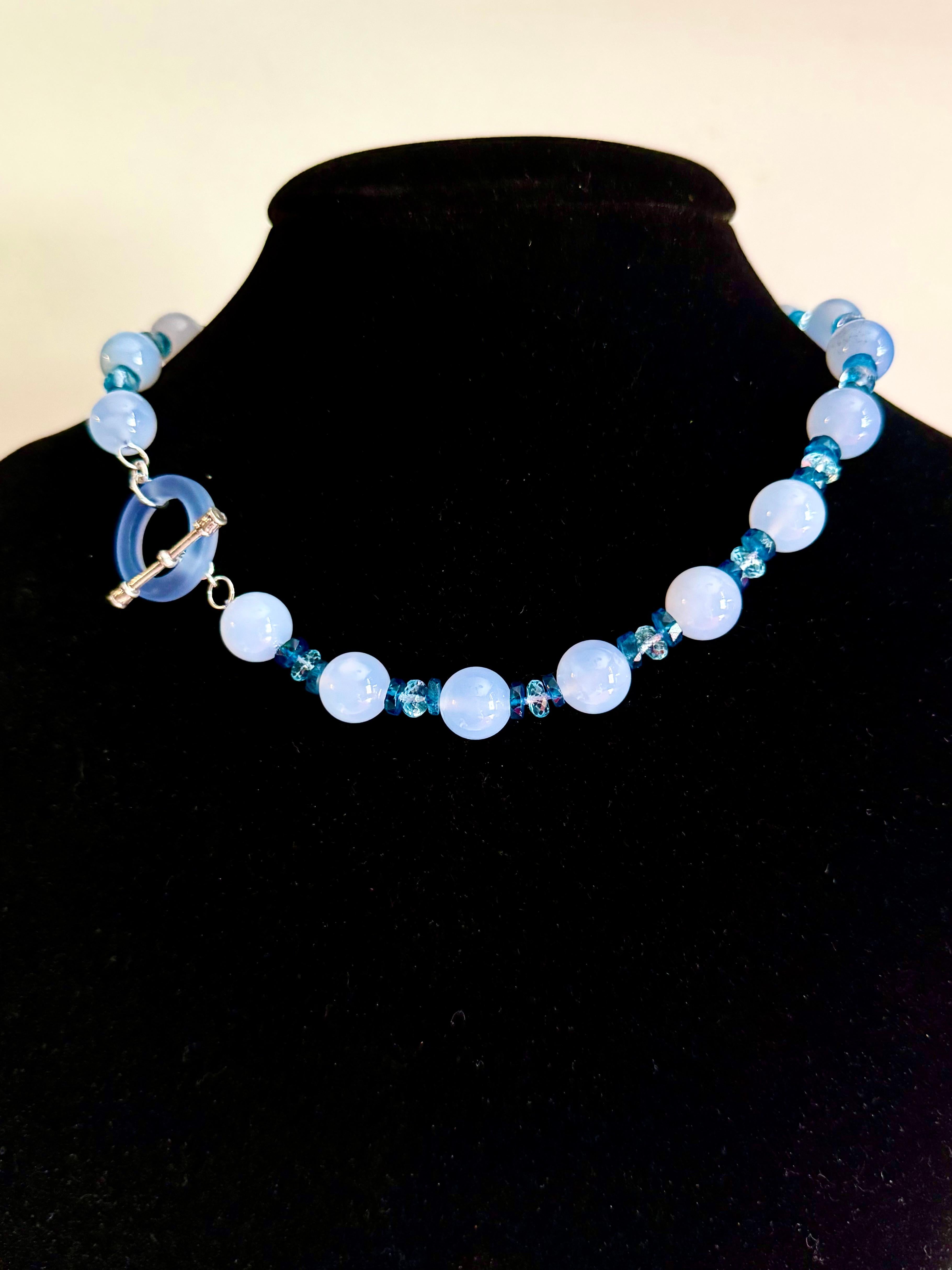 Collier en calcédoine, bleu de Londres et topaze bleu ciel. en vente 4