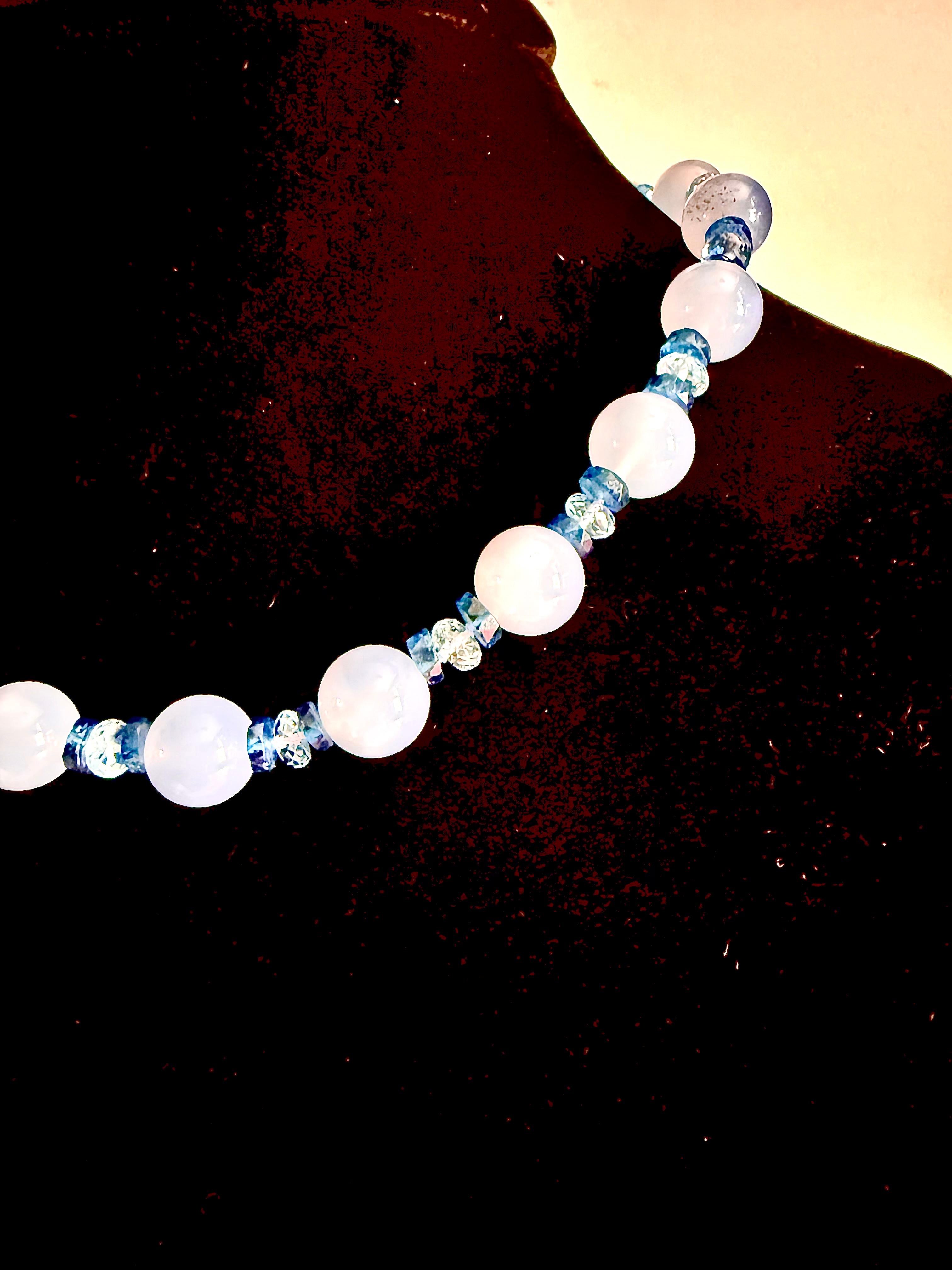 Ce magnifique collier présente de grandes sphères lumineuses de calcédoine précieuse bleu-gris. Ces pierres de calcédoine ont une qualité translucide des plus envoûtantes qui est plus apparente à côté de n'importe quelle couleur de peau. Sur la