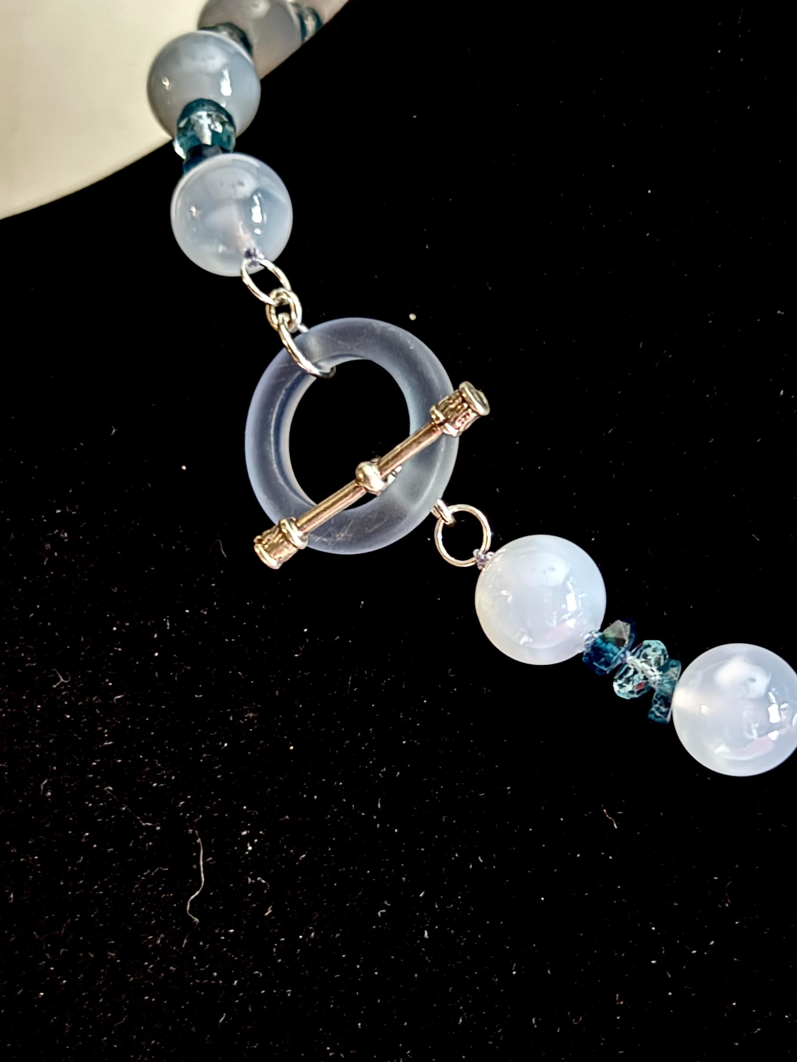 Après-guerre Collier en calcédoine, bleu de Londres et topaze bleu ciel. en vente