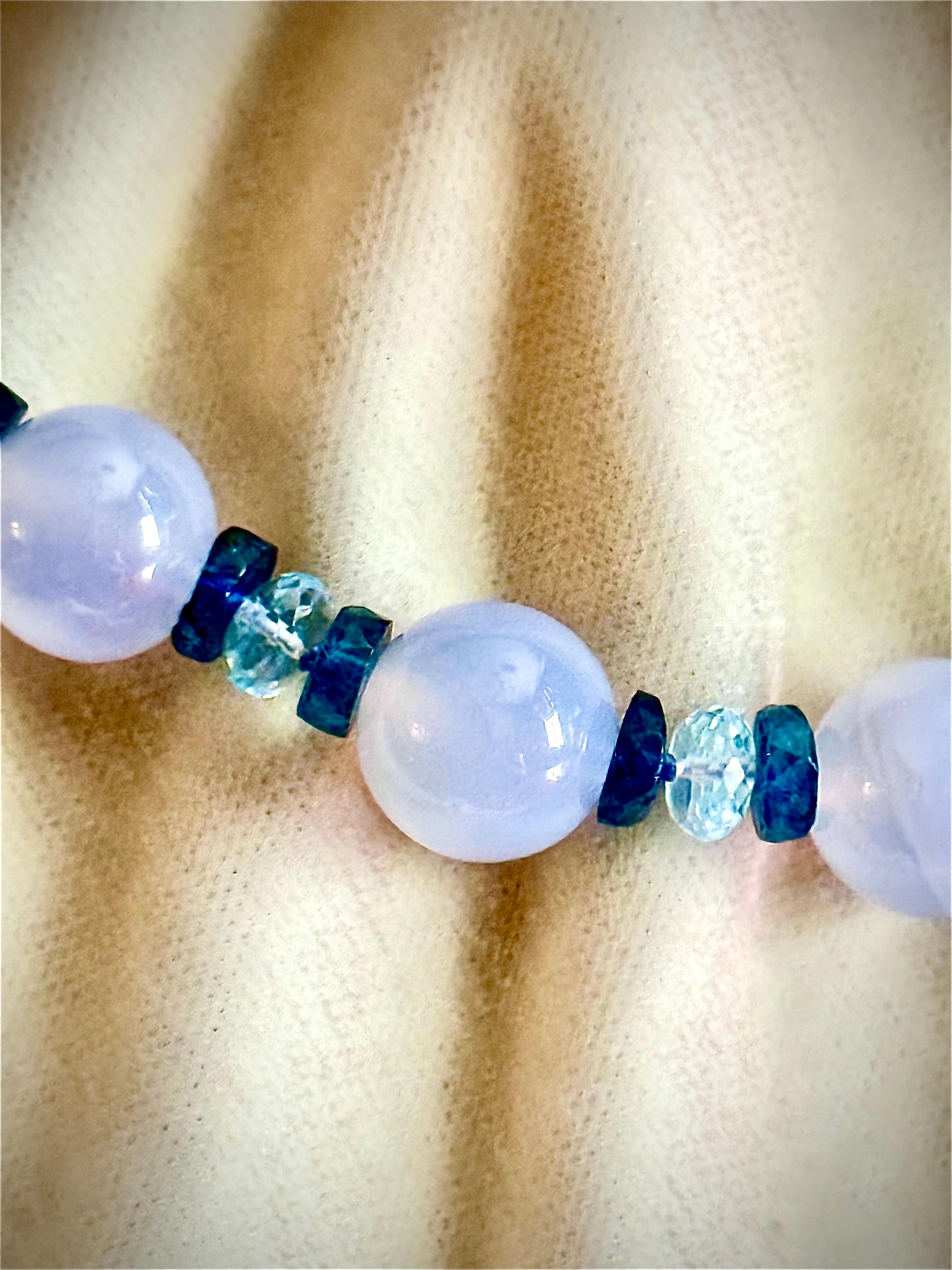 Collier en calcédoine, bleu de Londres et topaze bleu ciel. Neuf - En vente à New Orleans, LA