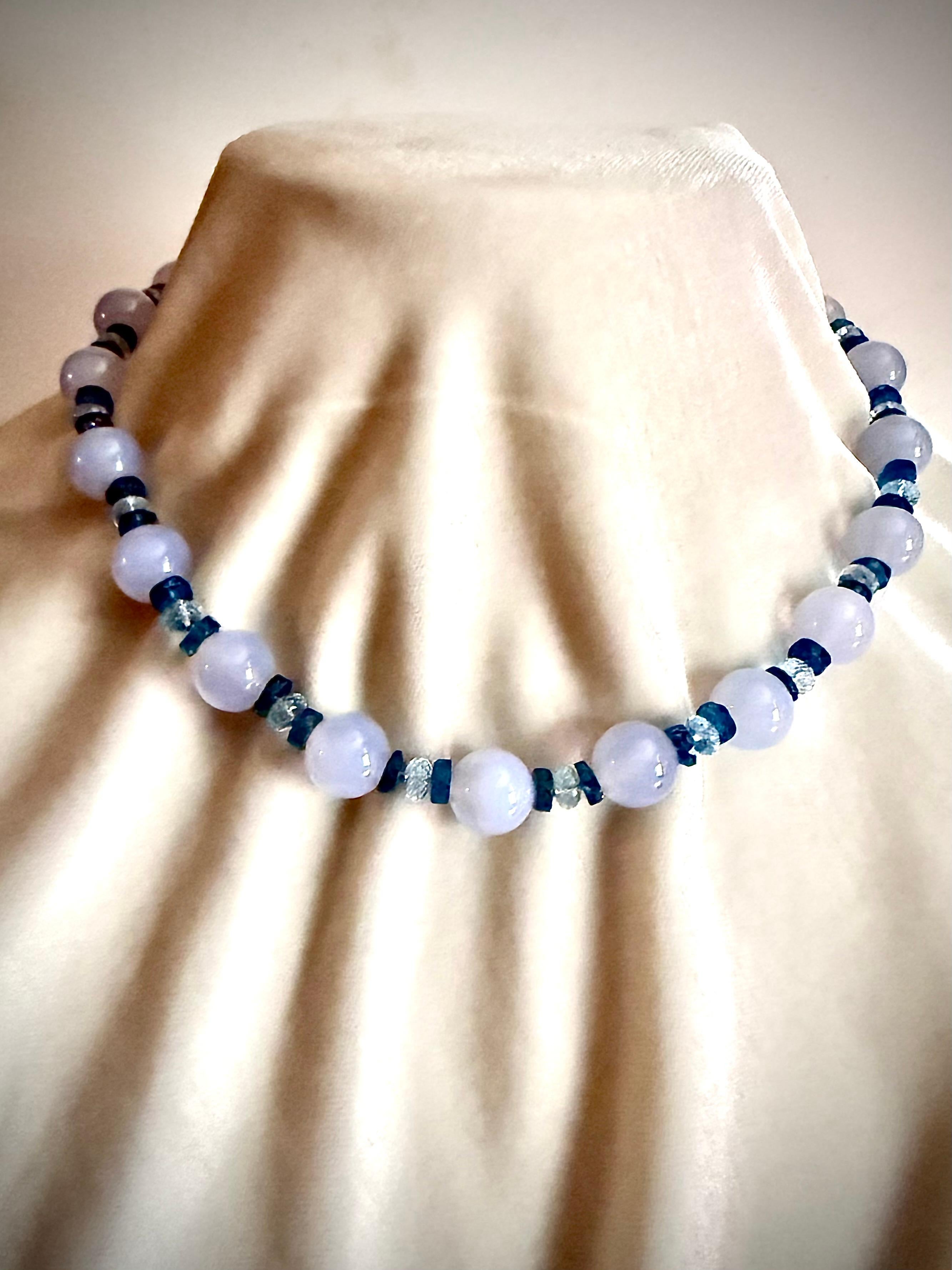 Collier en calcédoine, bleu de Londres et topaze bleu ciel. Unisexe en vente