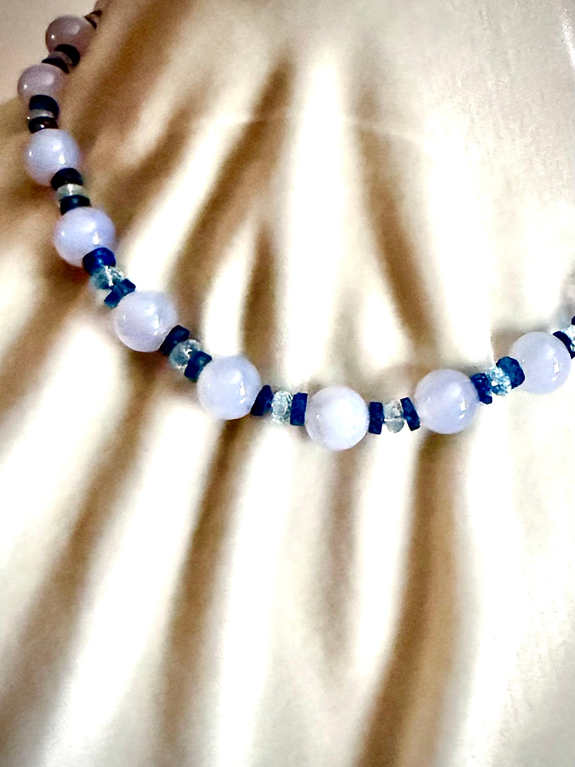 Collier en calcédoine, bleu de Londres et topaze bleu ciel. en vente 2