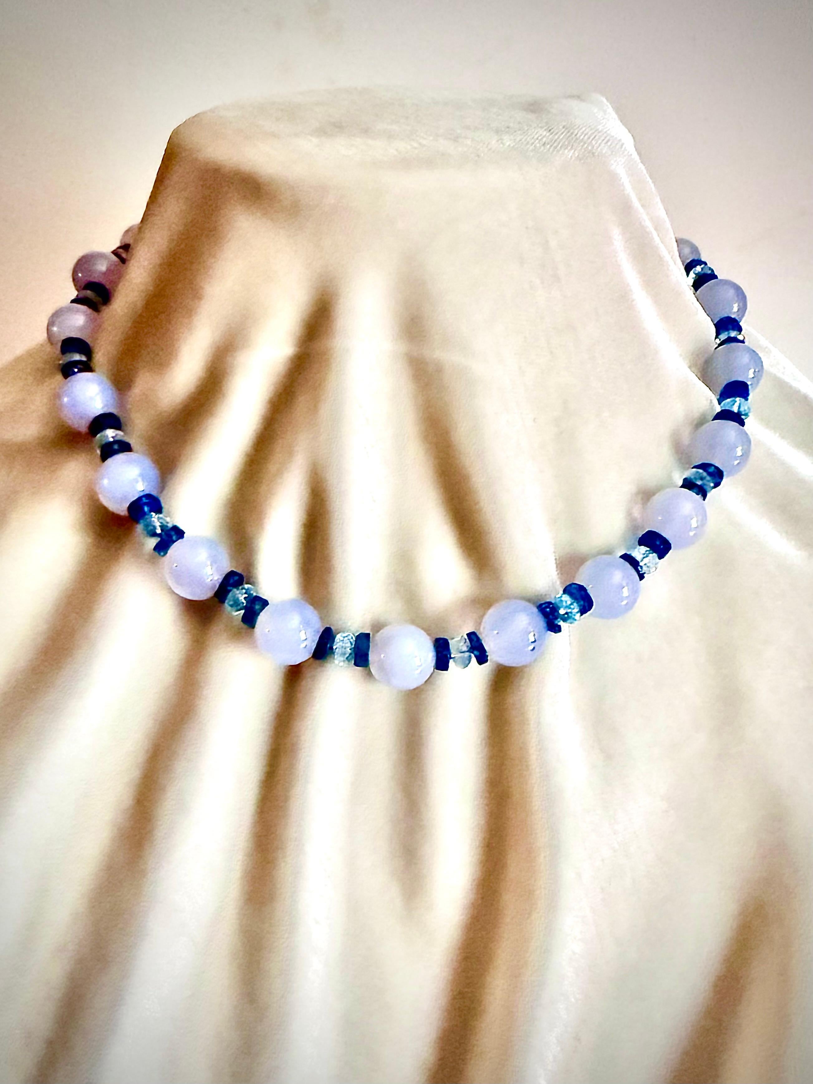 Collier en calcédoine, bleu de Londres et topaze bleu ciel. en vente 3