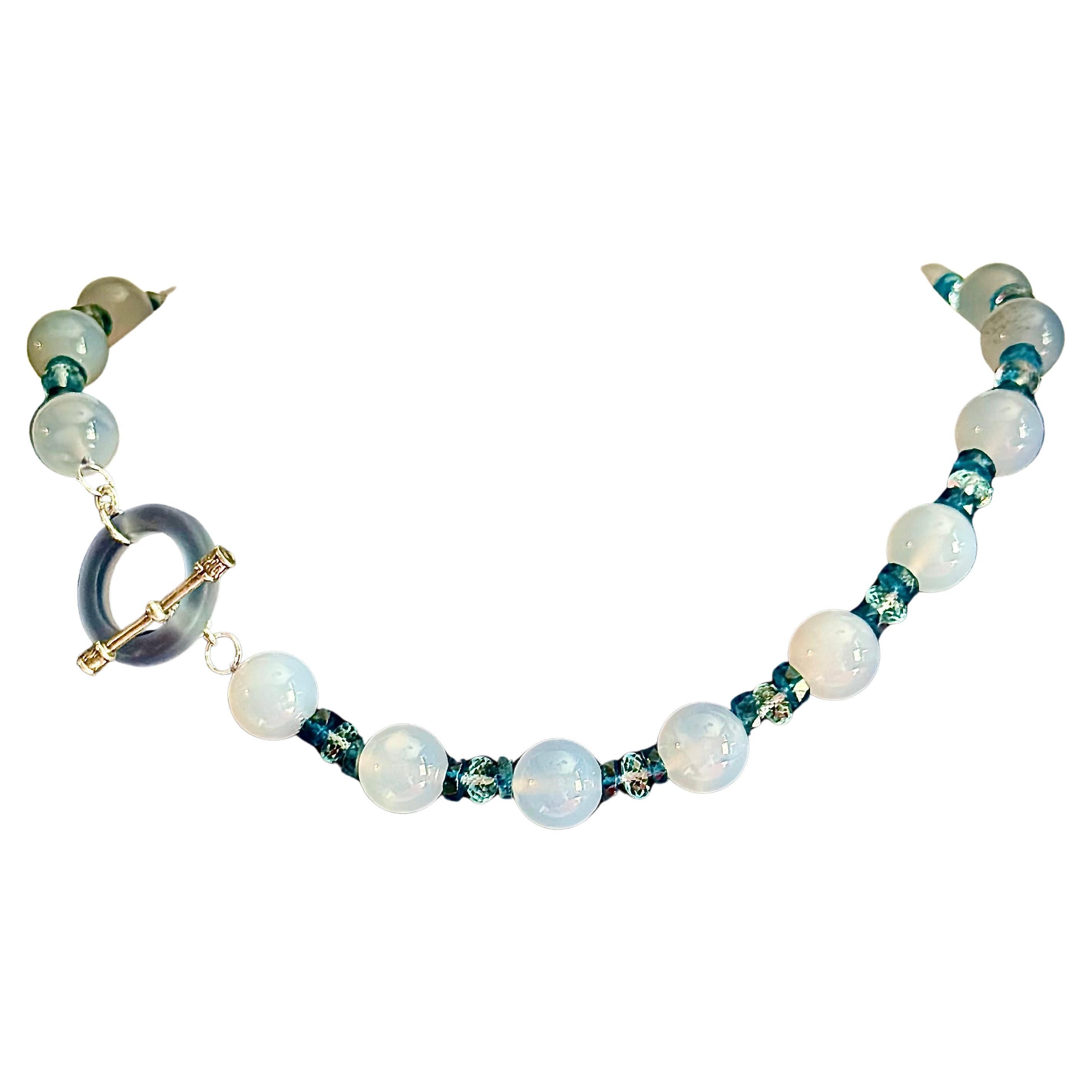 Collier en calcédoine, bleu de Londres et topaze bleu ciel. en vente