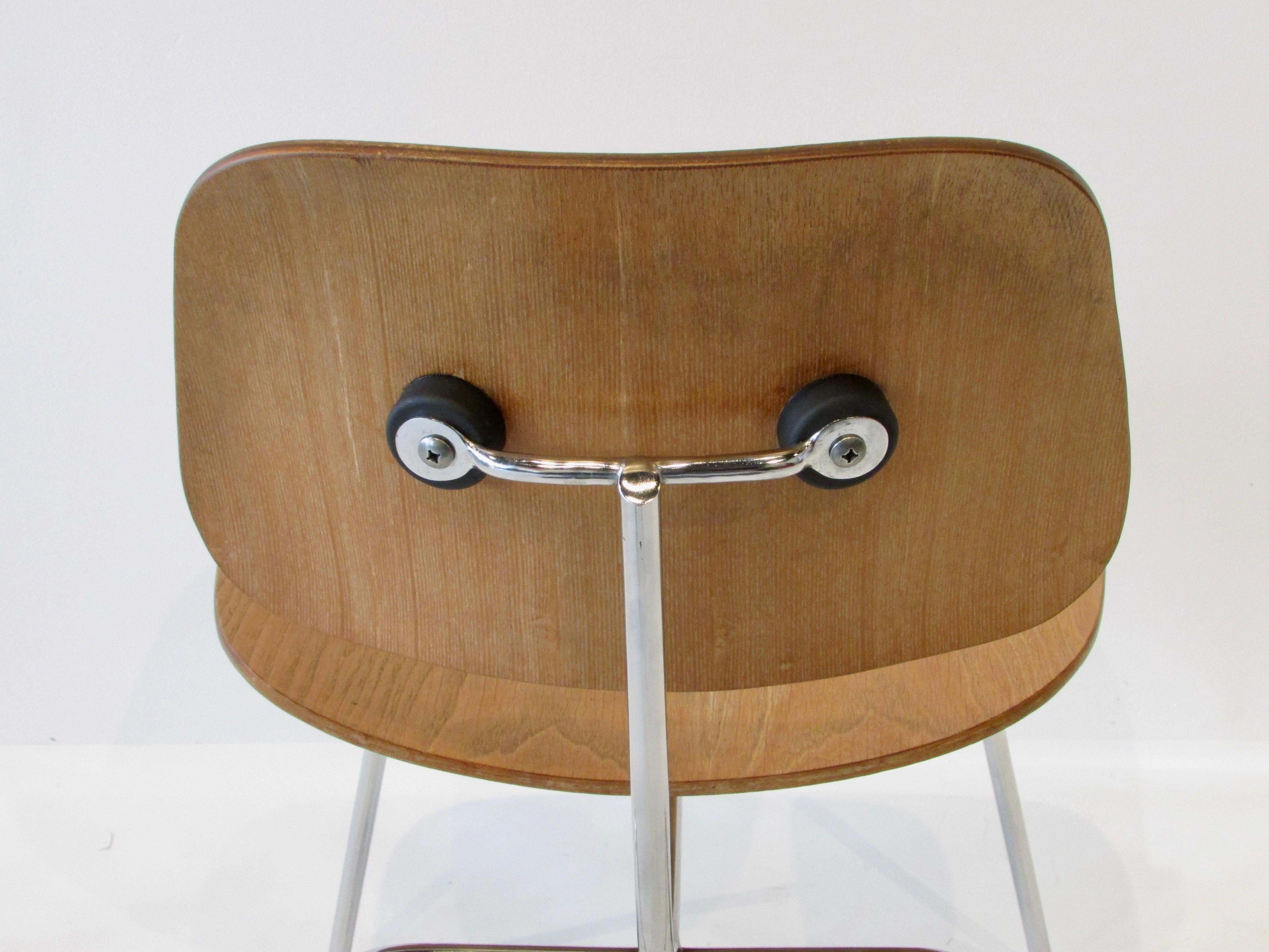 Fine Charles Eames für Evans Verkauft von Herman Miller Ash Grain DCM Dining Chair im Angebot 4