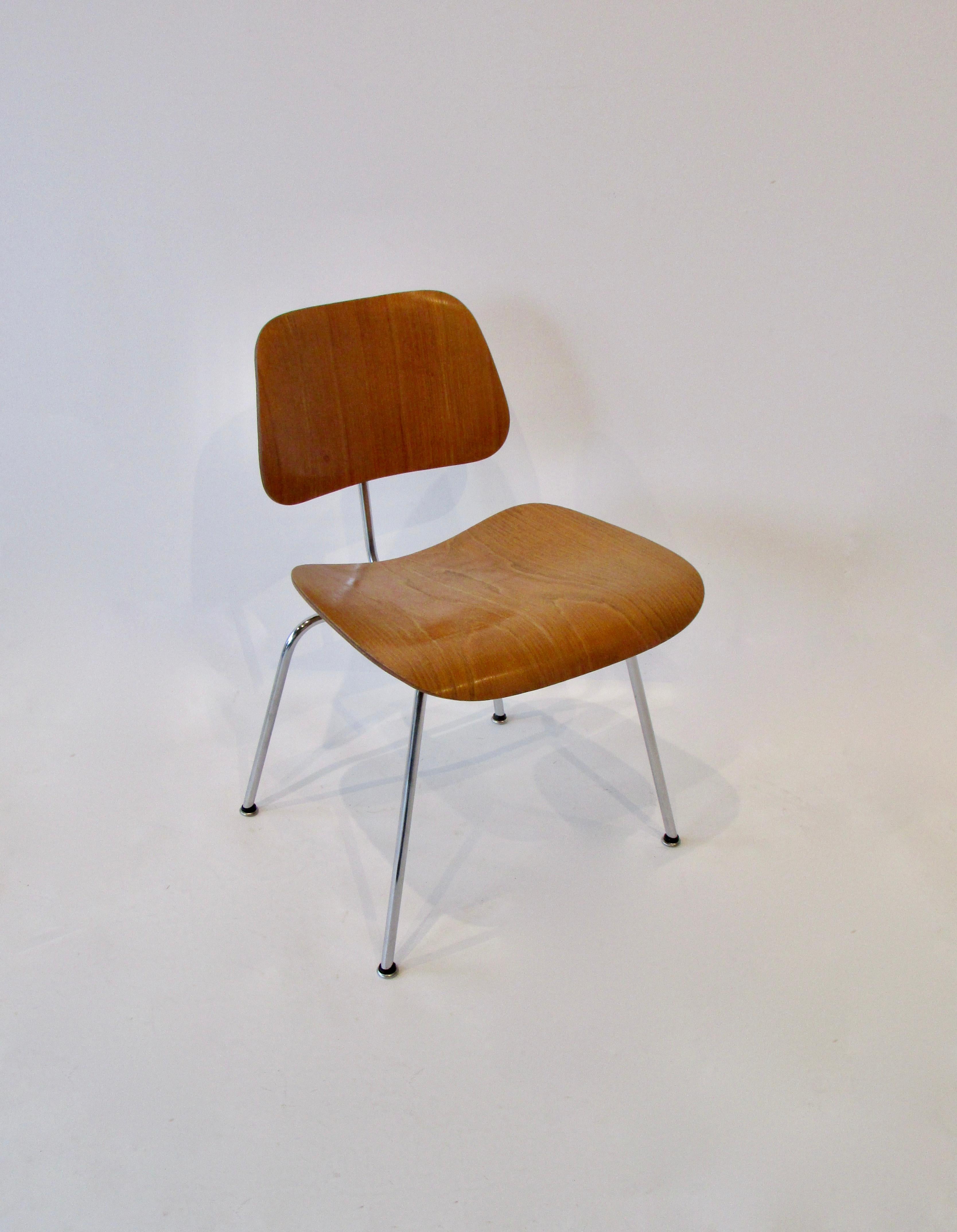 Fine Charles Eames für Evans Verkauft von Herman Miller Ash Grain DCM Dining Chair (Moderne der Mitte des Jahrhunderts) im Angebot
