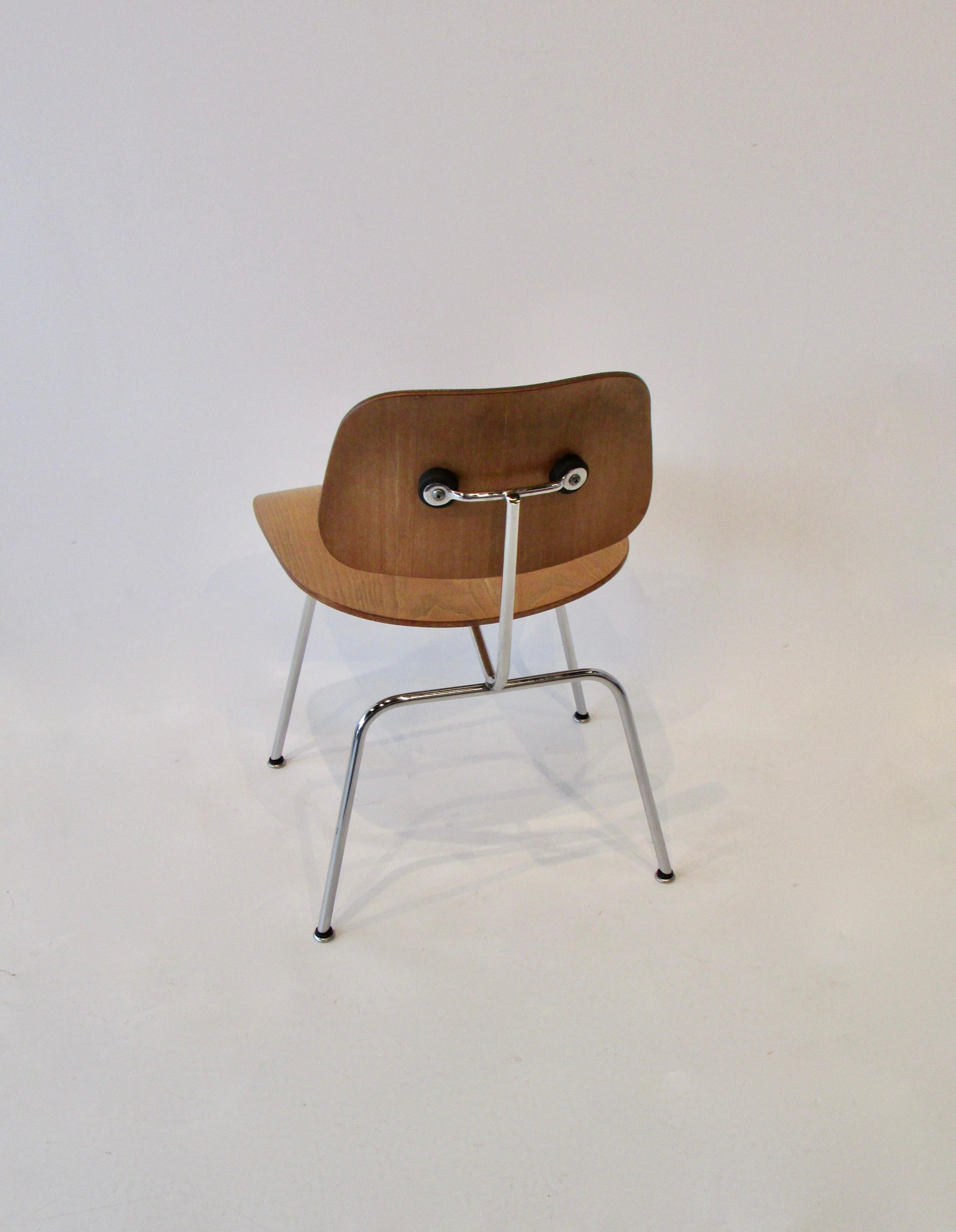 Fine Charles Eames für Evans Verkauft von Herman Miller Ash Grain DCM Dining Chair (amerikanisch) im Angebot