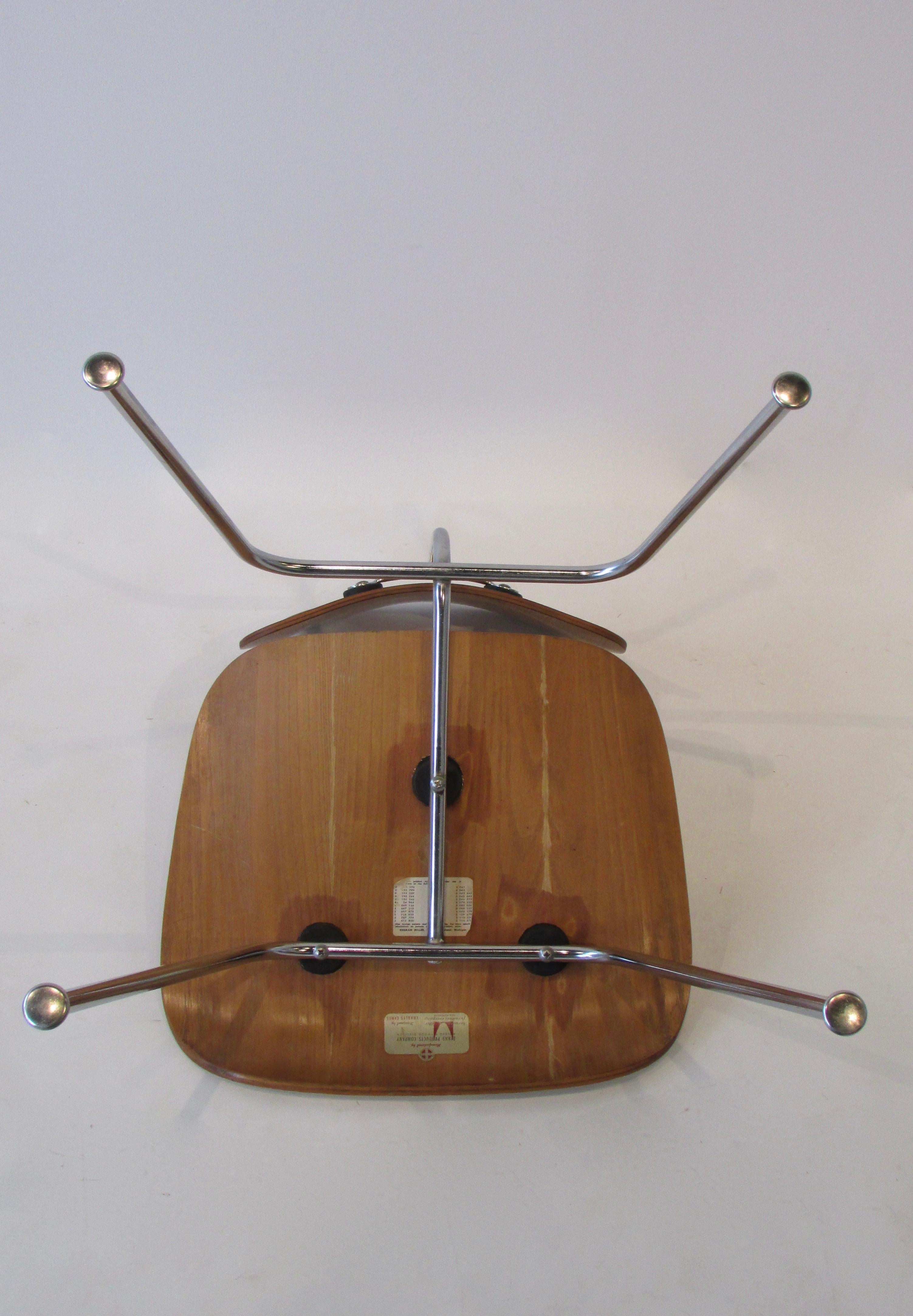 Chaise de salle à manger Charles Eames pour Evans vendue par Herman Miller Ash Grain DCM Bon état - En vente à Ferndale, MI