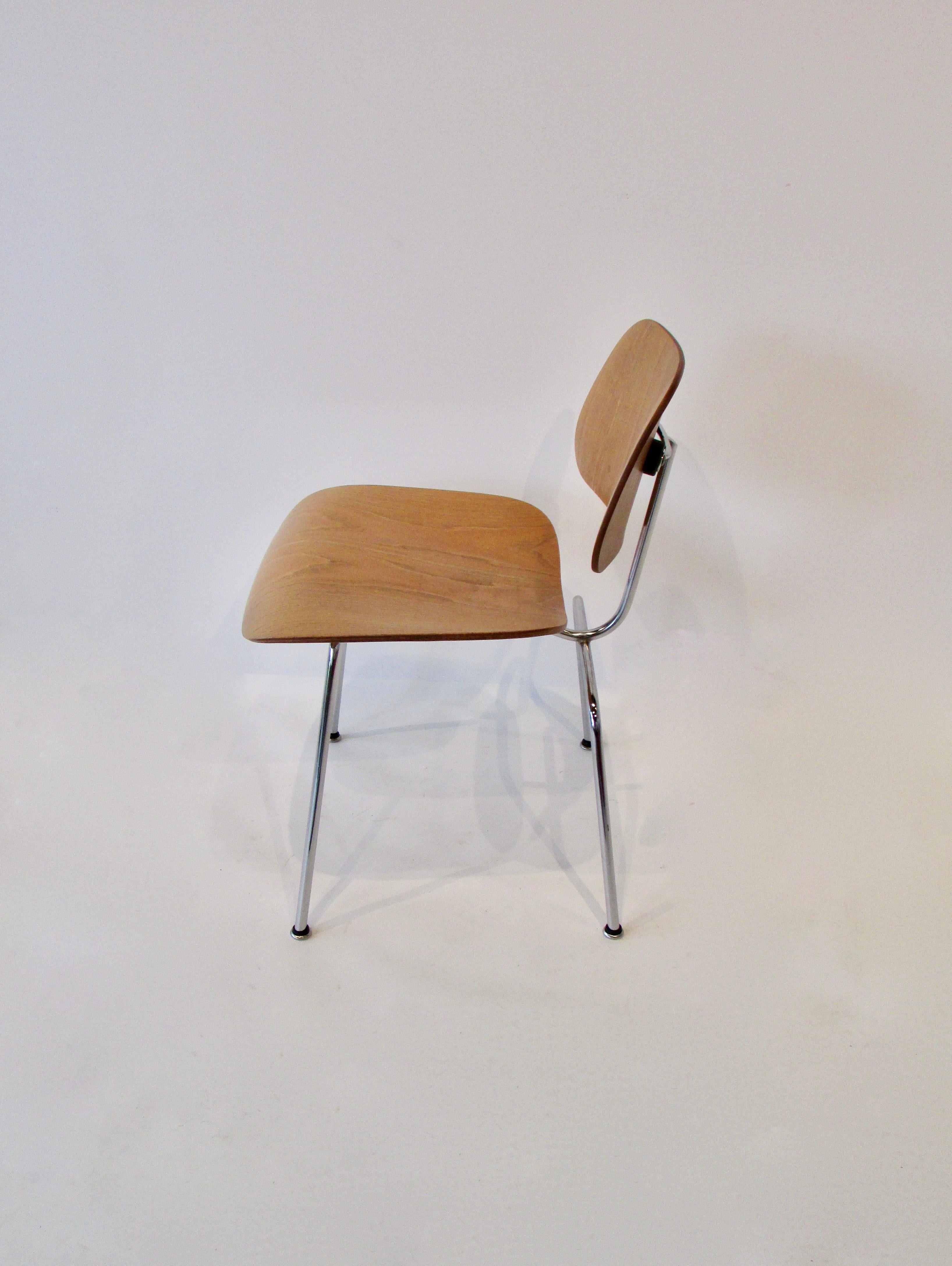 Fine Charles Eames for Evans Sold by Herman Miller Ash Grain DCM Dining Chair In Good Condition For Sale In Ferndale, MI
