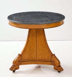 Fino Gueridón de arce ojo de pájaro de la época Charles X con mármol gris negro "St-Anne