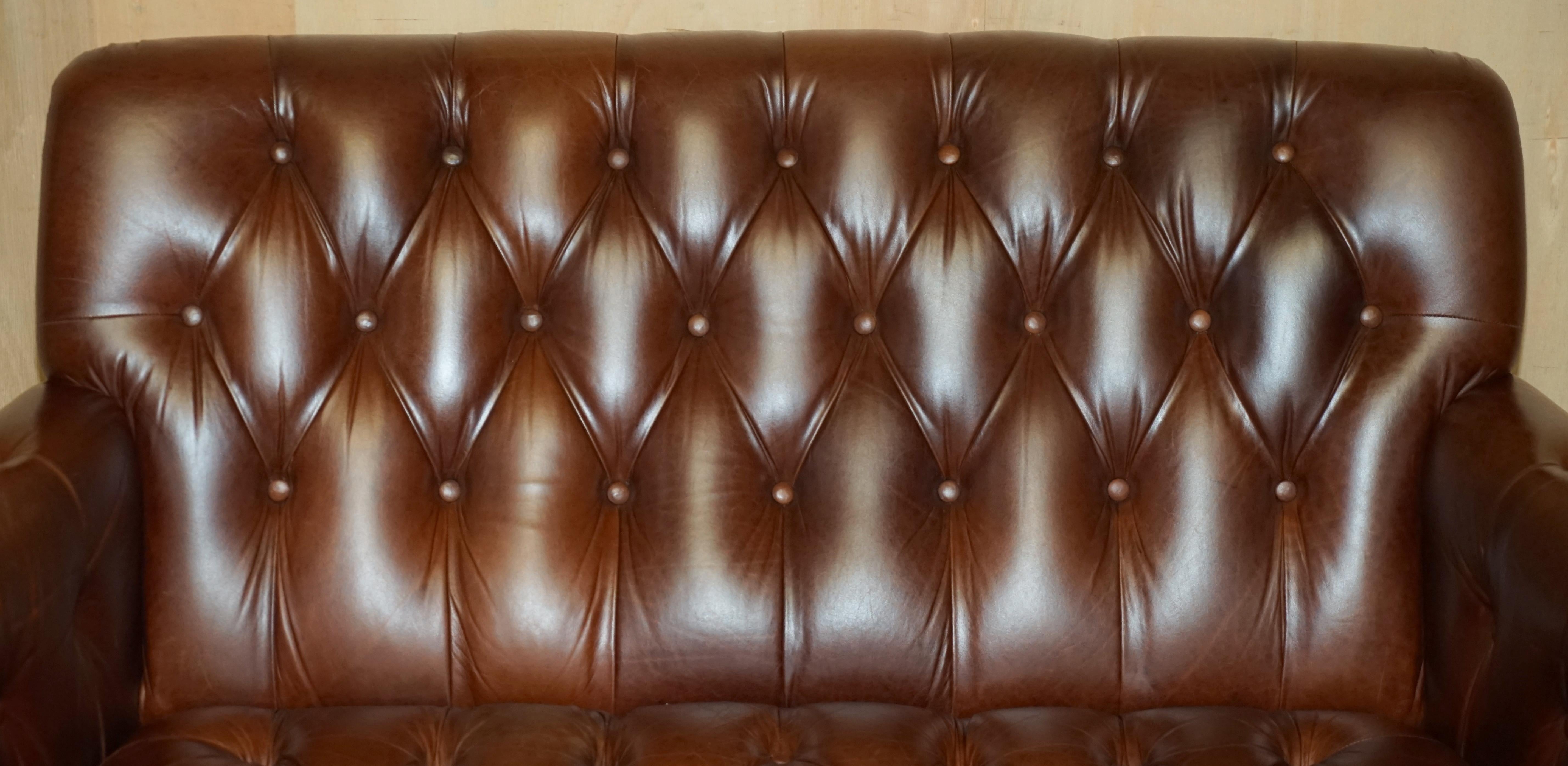 FiNE CHESTNUT BROWN LEATHER LAUREN ASHLEY CHESTERFIELD TWO SEAT LIBRARY SOFa (Chesterfield) im Angebot