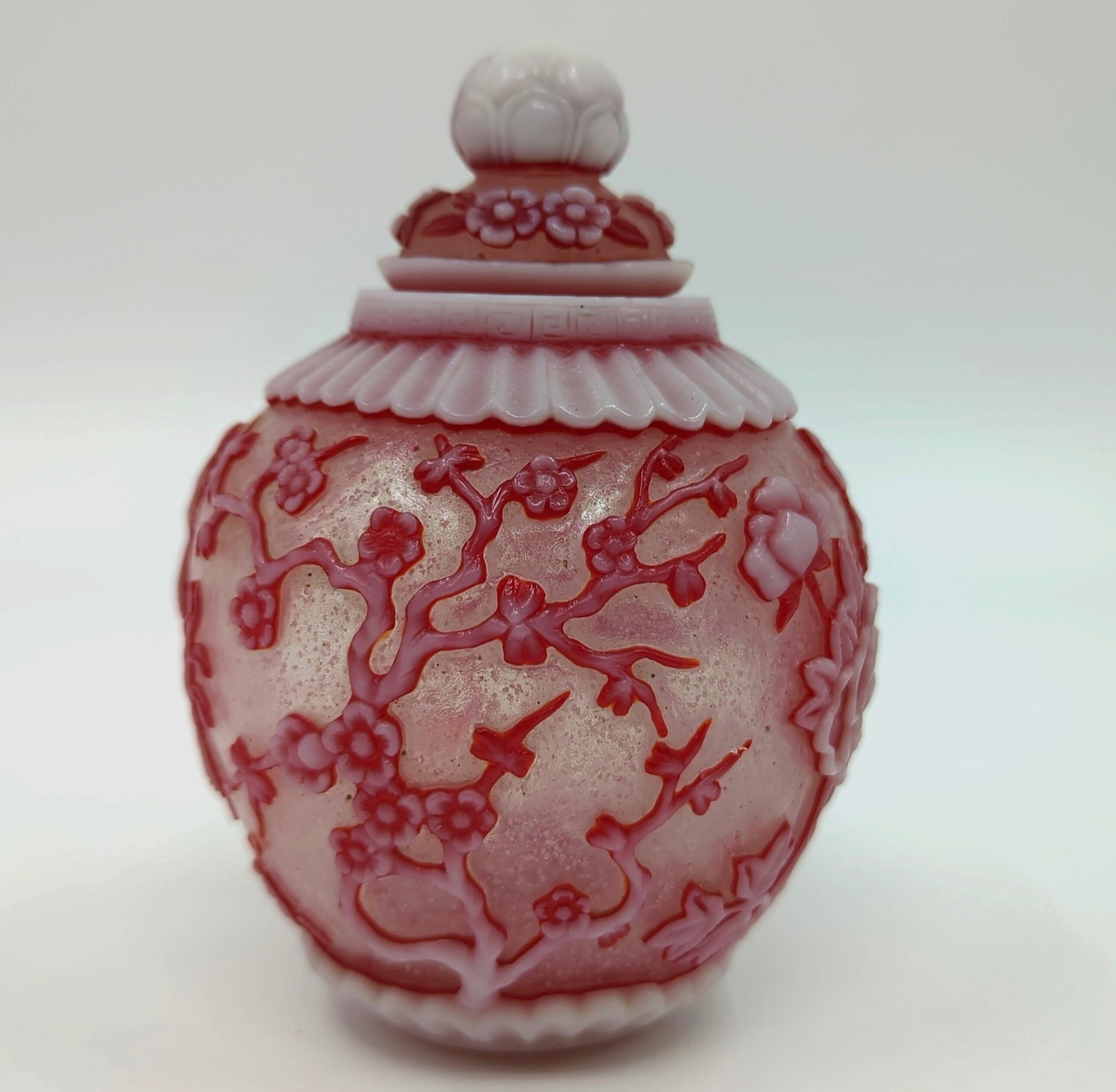 Fine Chinese 3 Colour Glass Overlay Covered Jar Snowstorm Ground Republic 20c In Good Condition In Richmond, CA