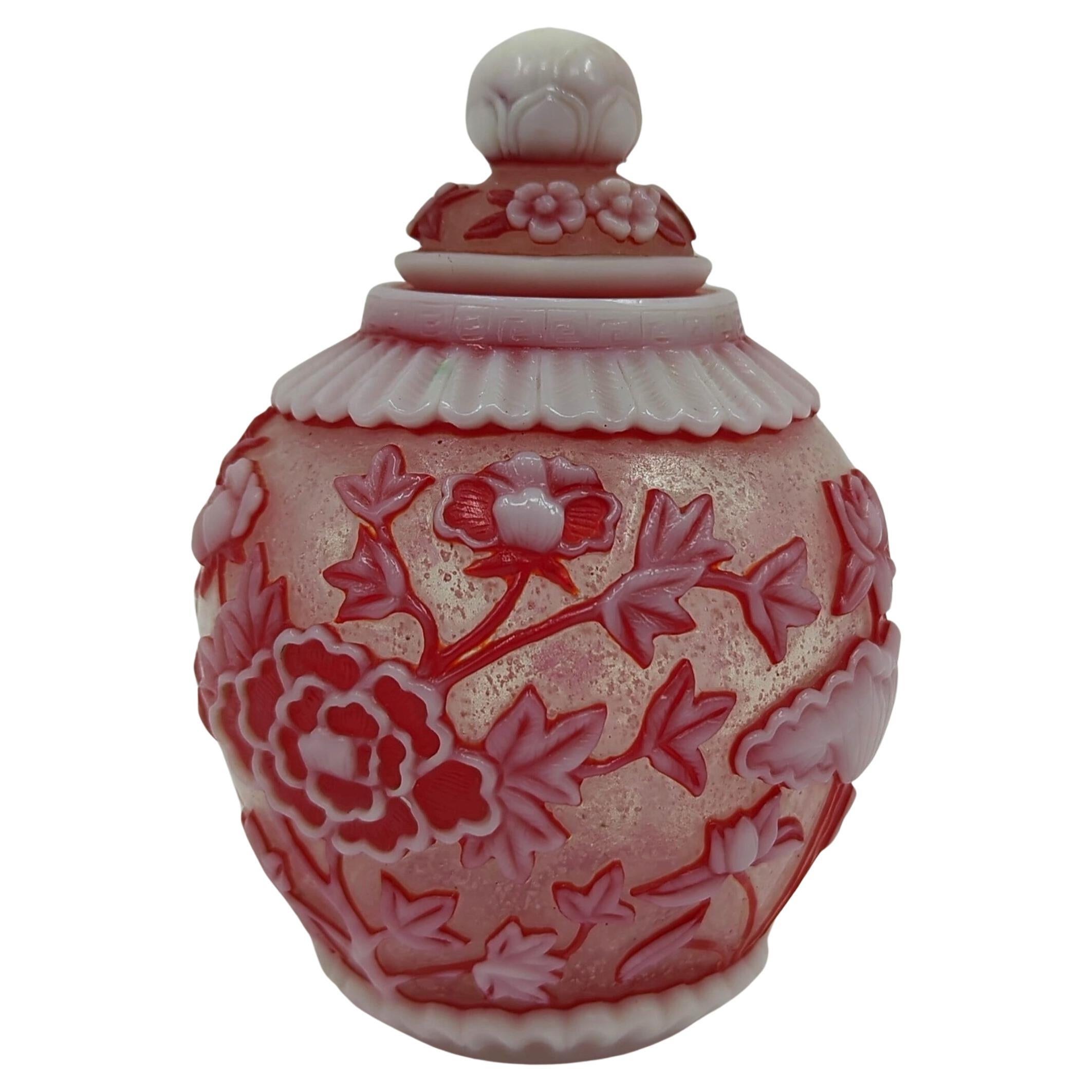 Feines chinesisches 3-farbiges Glas-Overlay-Schneeflockenglas-Deckelgefäß mit Regenbogengrund Republic 20c  (Qing-Dynastie) im Angebot