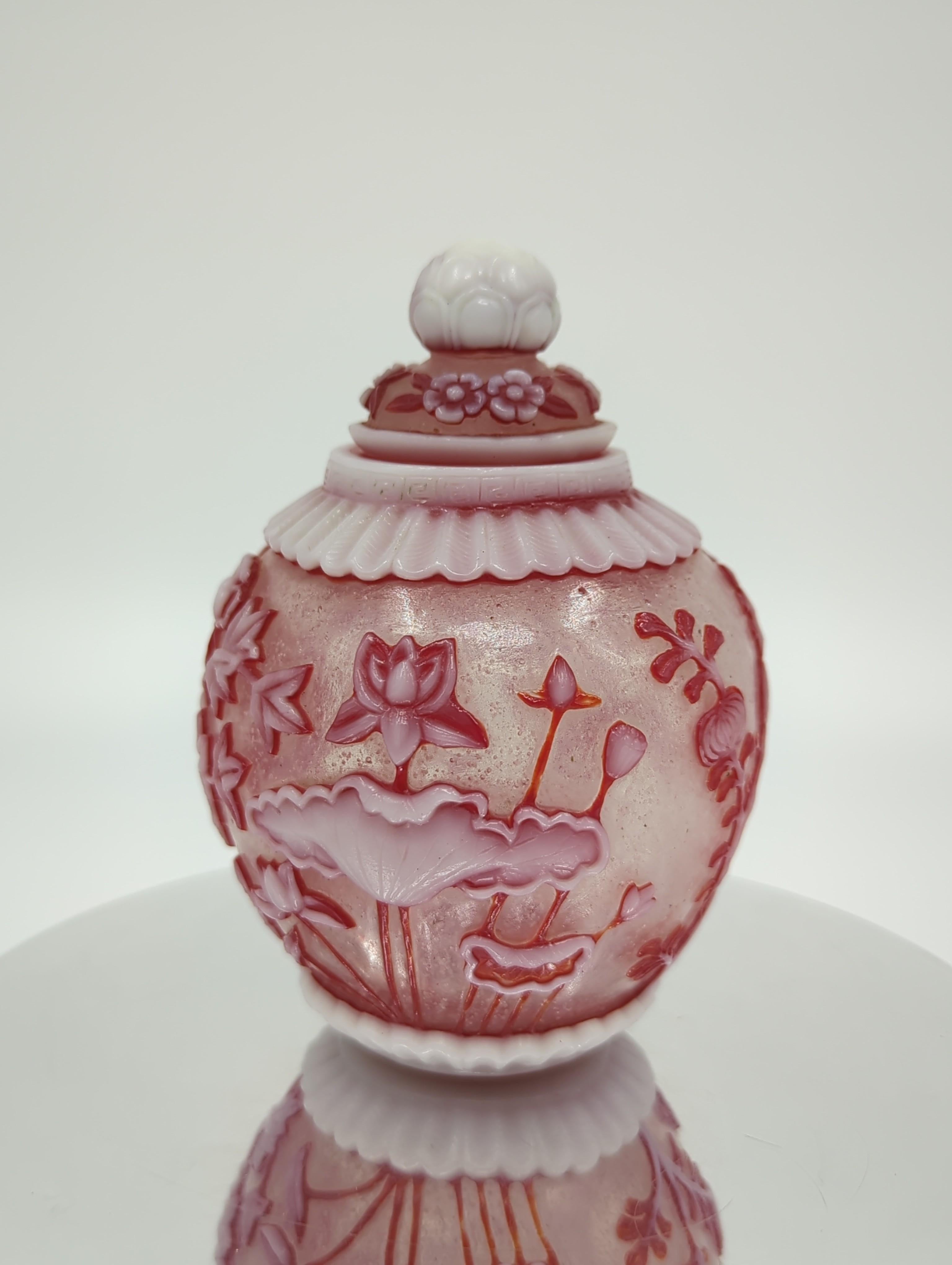 Hand-Carved Fine Chinese 3 Colour Glass Overlay Covered Jar Snowstorm Ground Republic 20c  For Sale
