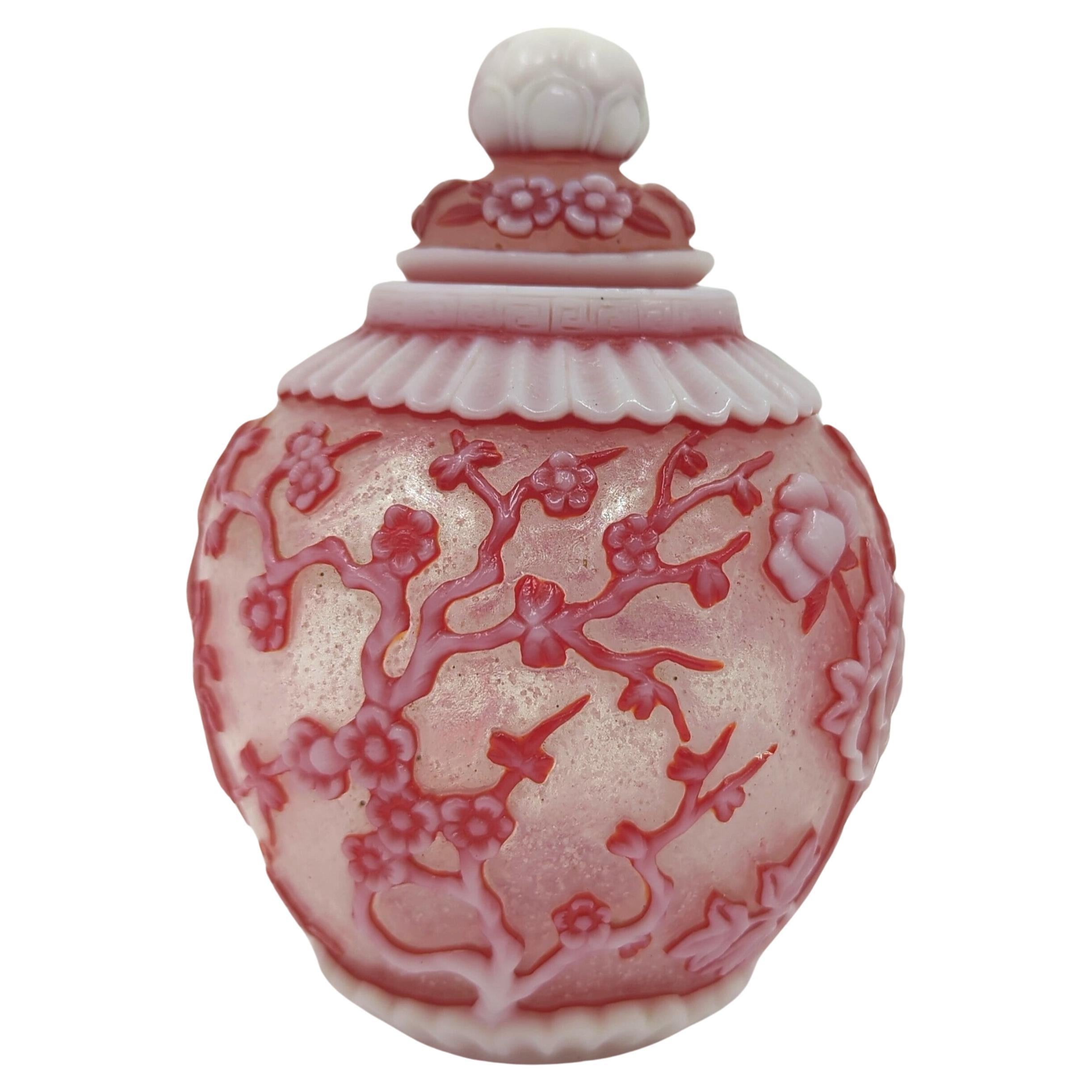 Fine Chinese 3 Colour Glass Overlay Covered Jar Snowstorm Ground Republic 20c  For Sale 4