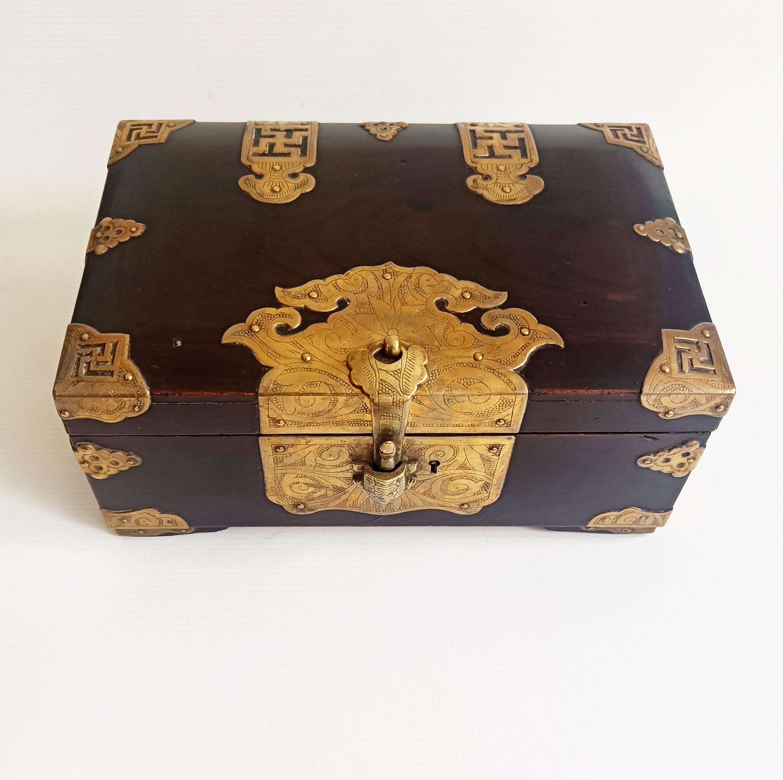 Fine Chinese Antique Rosewood Box with Brass Mounts – Qing Dynasty Style

A beautifully crafted Chinese antique rosewood box, richly mounted with engraved brass fittings in traditional Qing dynasty style. The dark, dense rosewood contrasts elegantly