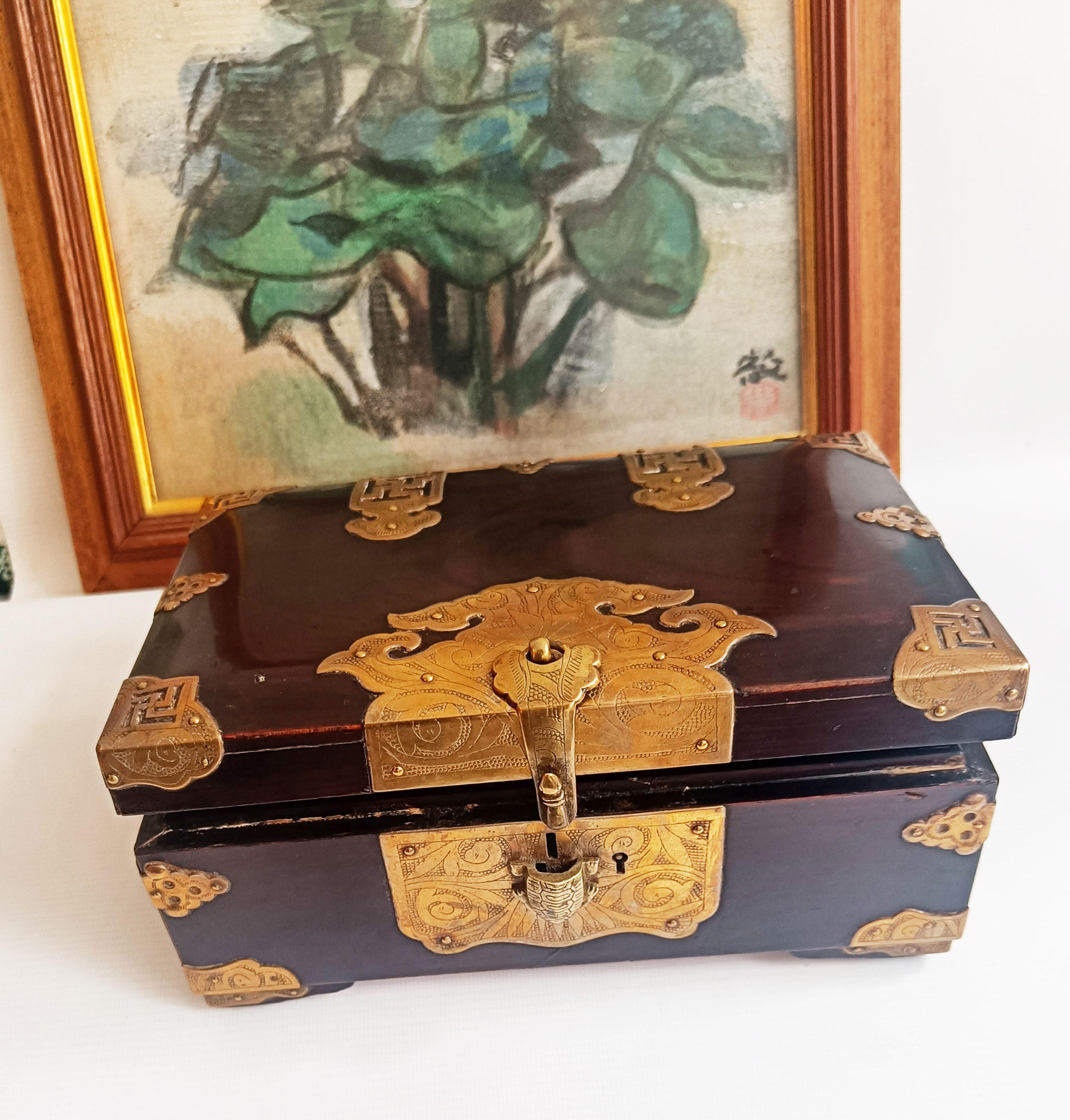 Chinois Boîte chinoise ancienne en bois de rose avec montures en laiton - Décor de la dynastie Qing en vente