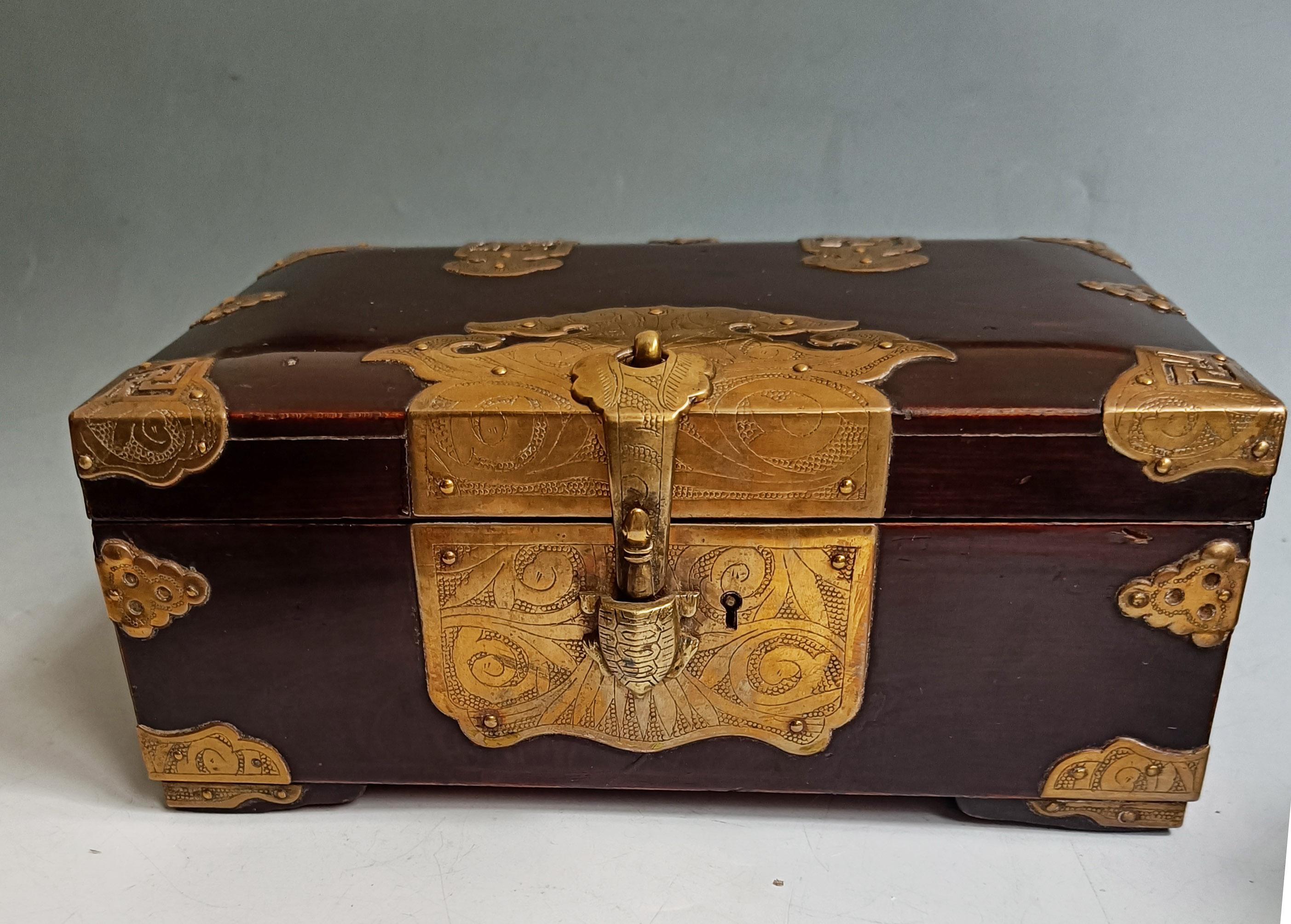 Fait main Boîte chinoise ancienne en bois de rose avec montures en laiton - Décor de la dynastie Qing en vente