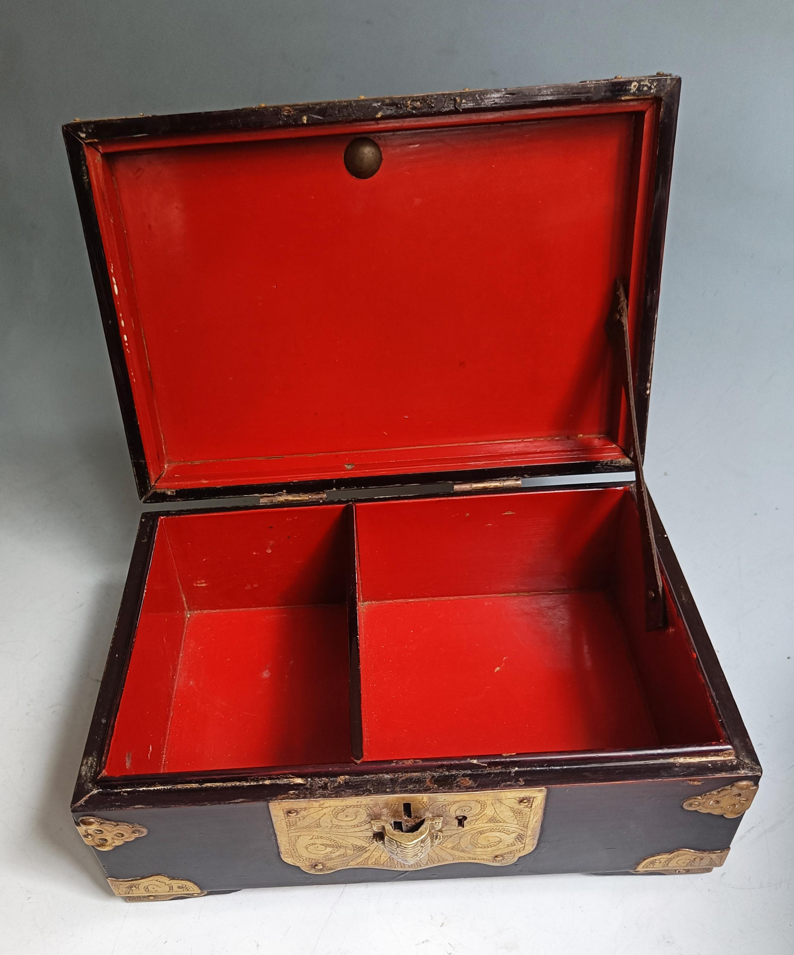 Boîte chinoise ancienne en bois de rose avec montures en laiton - Décor de la dynastie Qing Bon état - En vente à London, GB