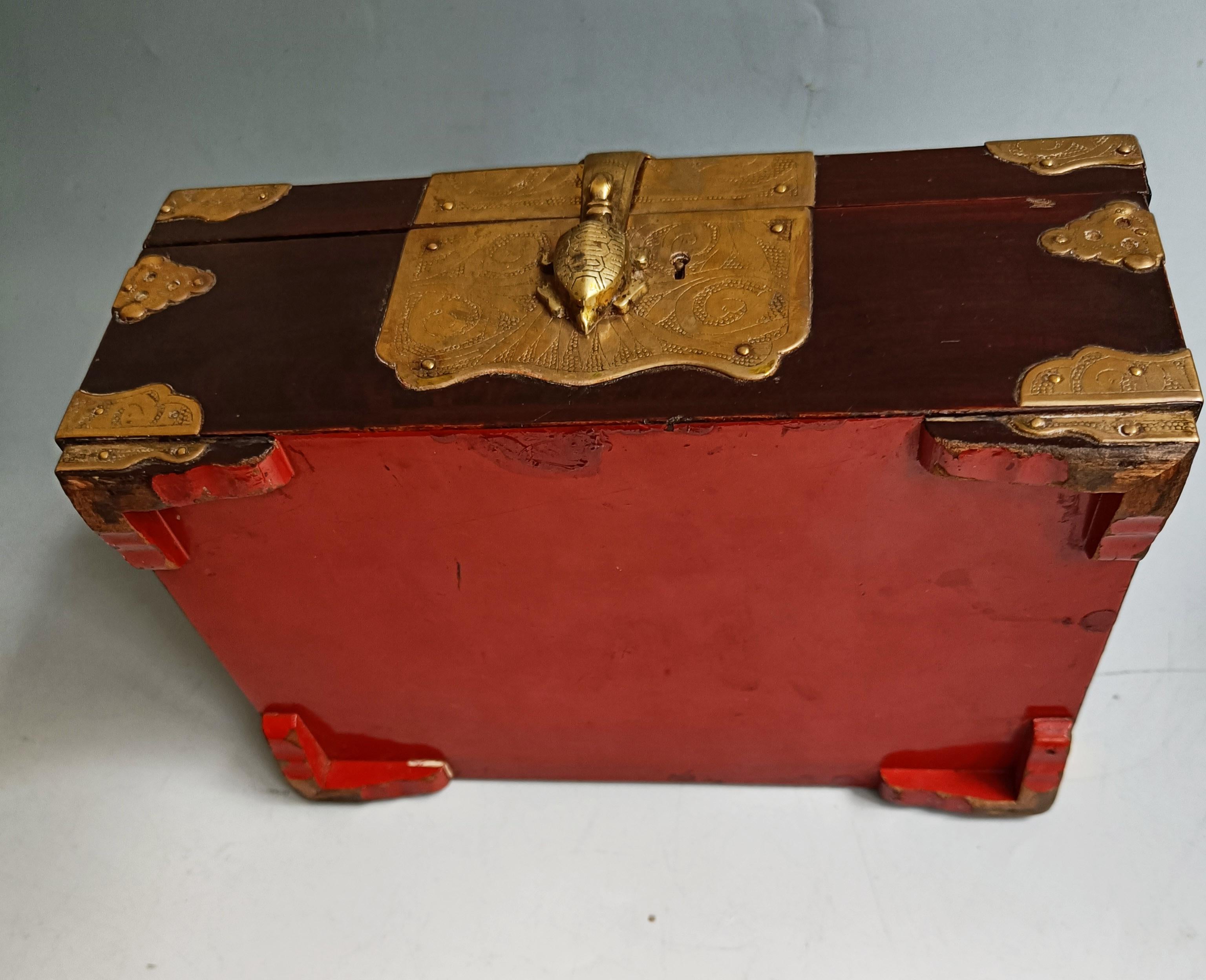 XVIIIe siècle et antérieur Boîte chinoise ancienne en bois de rose avec montures en laiton - Décor de la dynastie Qing en vente