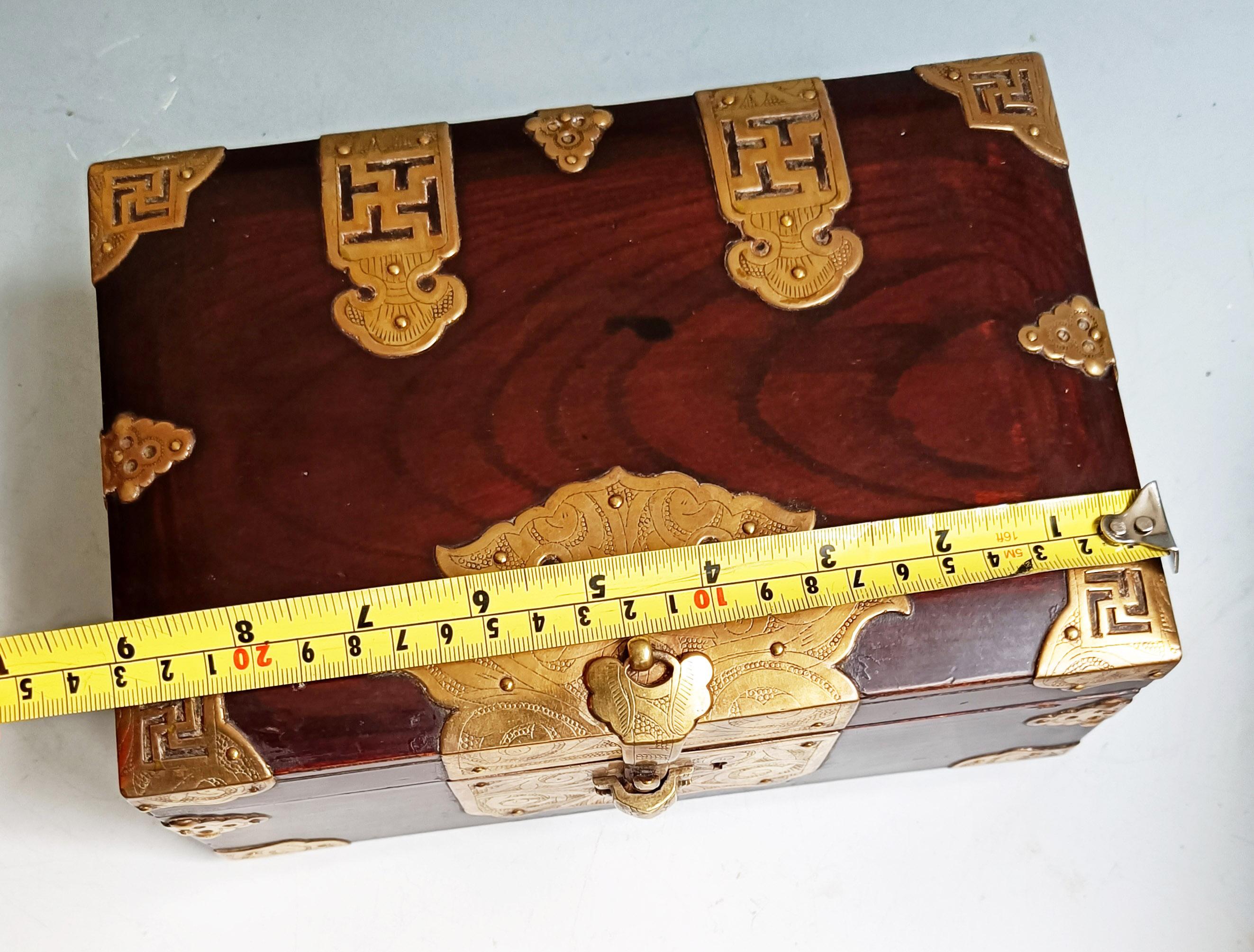 Bois Boîte chinoise ancienne en bois de rose avec montures en laiton - Décor de la dynastie Qing en vente