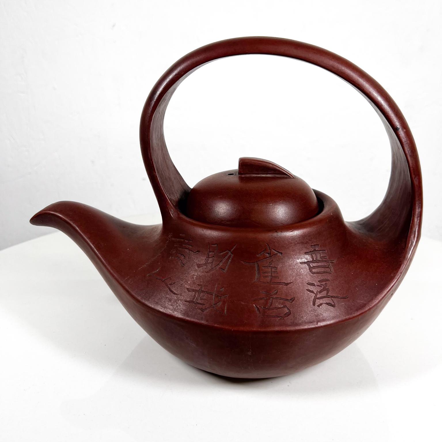 Yixing Zisha Teapot Pottery Curved Body Loop Handle
Stamps symbols present
11 long x 7 d x 8.5 h
Preowned vintage condition.
Review all images please.