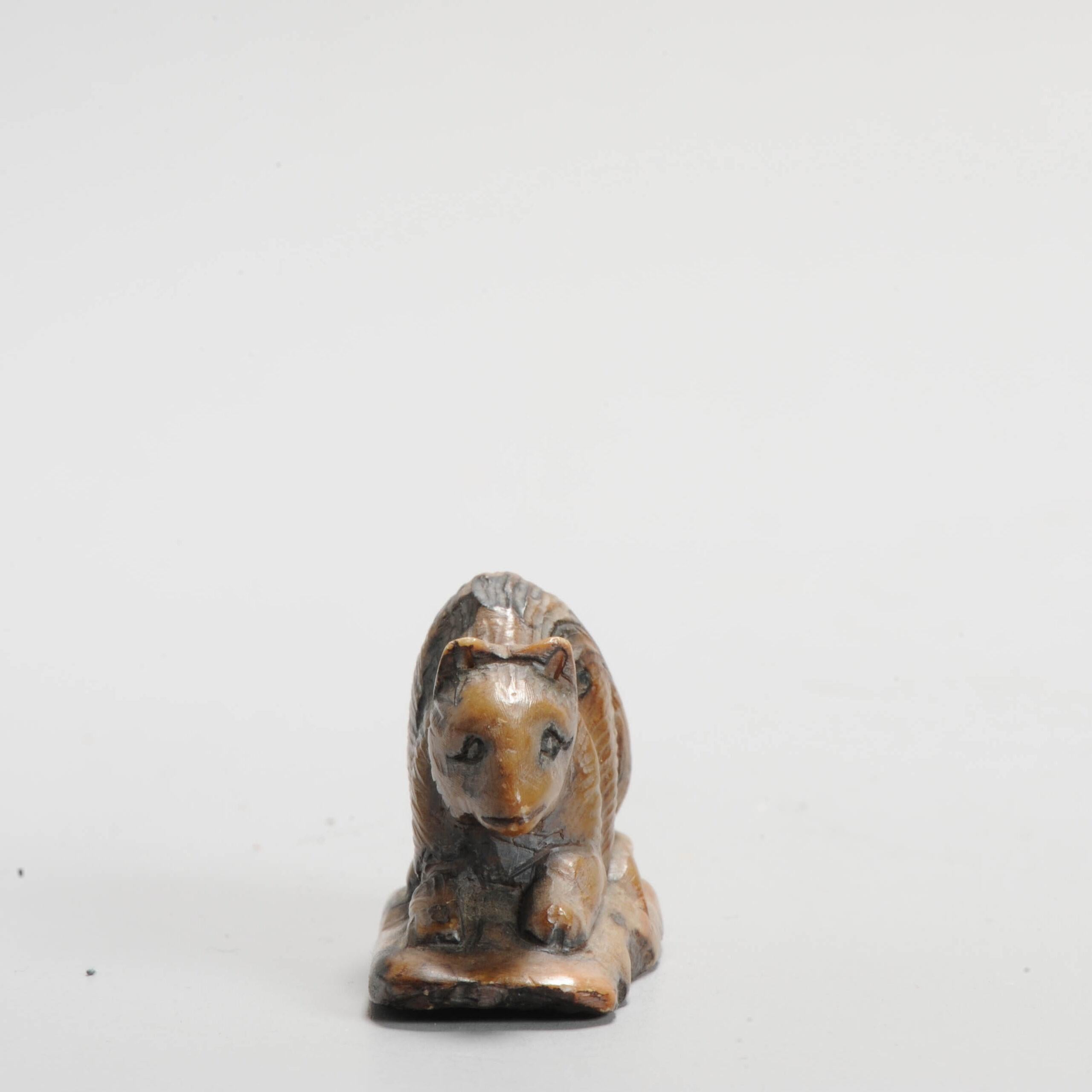 Ca 1900 Bella statua cinese in pietra ollare intagliata di una donna con ombrellino.

Informazioni aggiuntive:
Materiale: Wood / Bamboo
Regione di origine: Cina
Periodo: xIX secolo
Periodo della dinastia cinese: Qing (1661 - 1912)
Condit: Buono, con