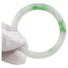 Bracelet jonc chinois sculpté en jadéite blanche avec inclusions vert pomme de 53,5 mm