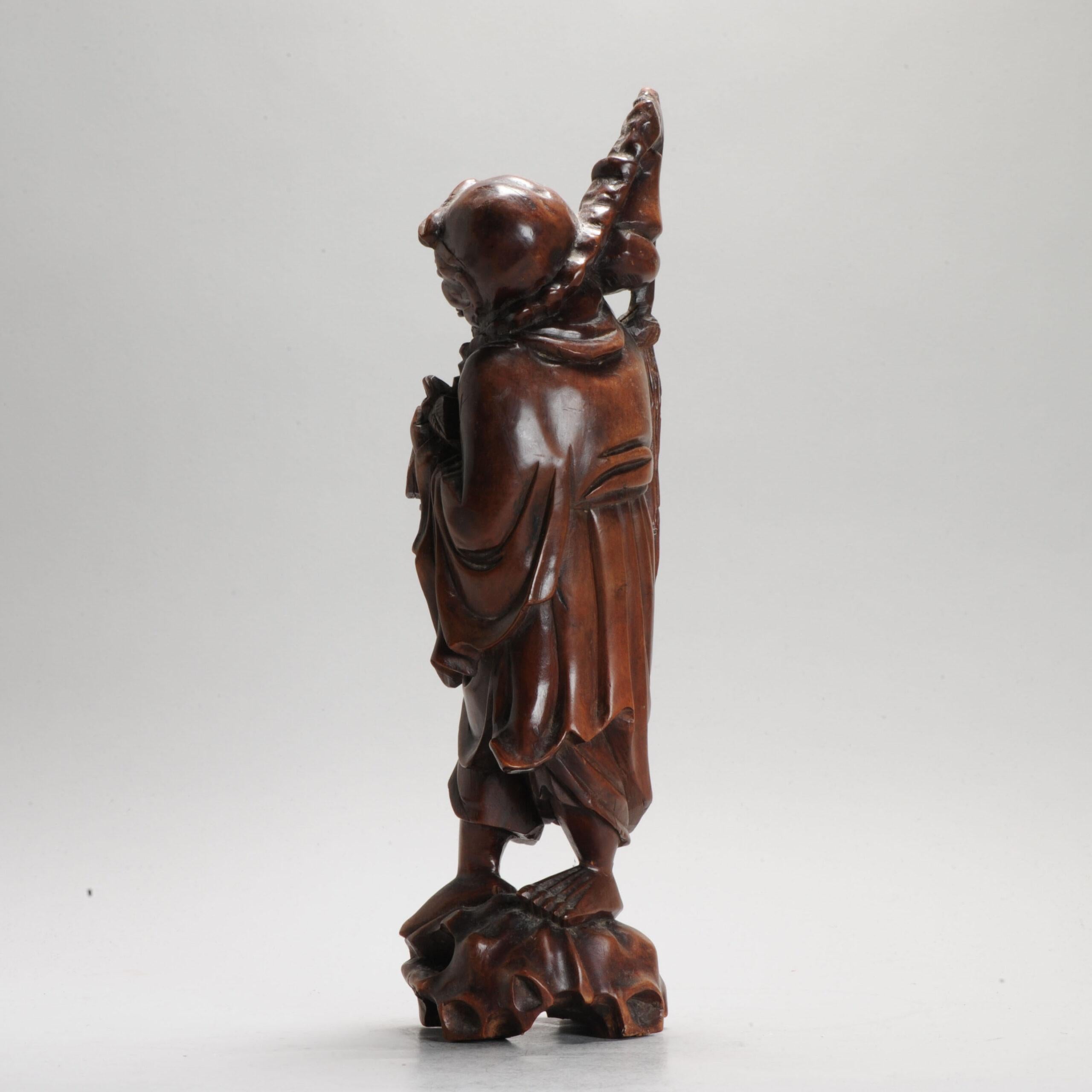Qing Raffinata statua cinese in legno intagliato di donna con ombrellino, 1900 in vendita