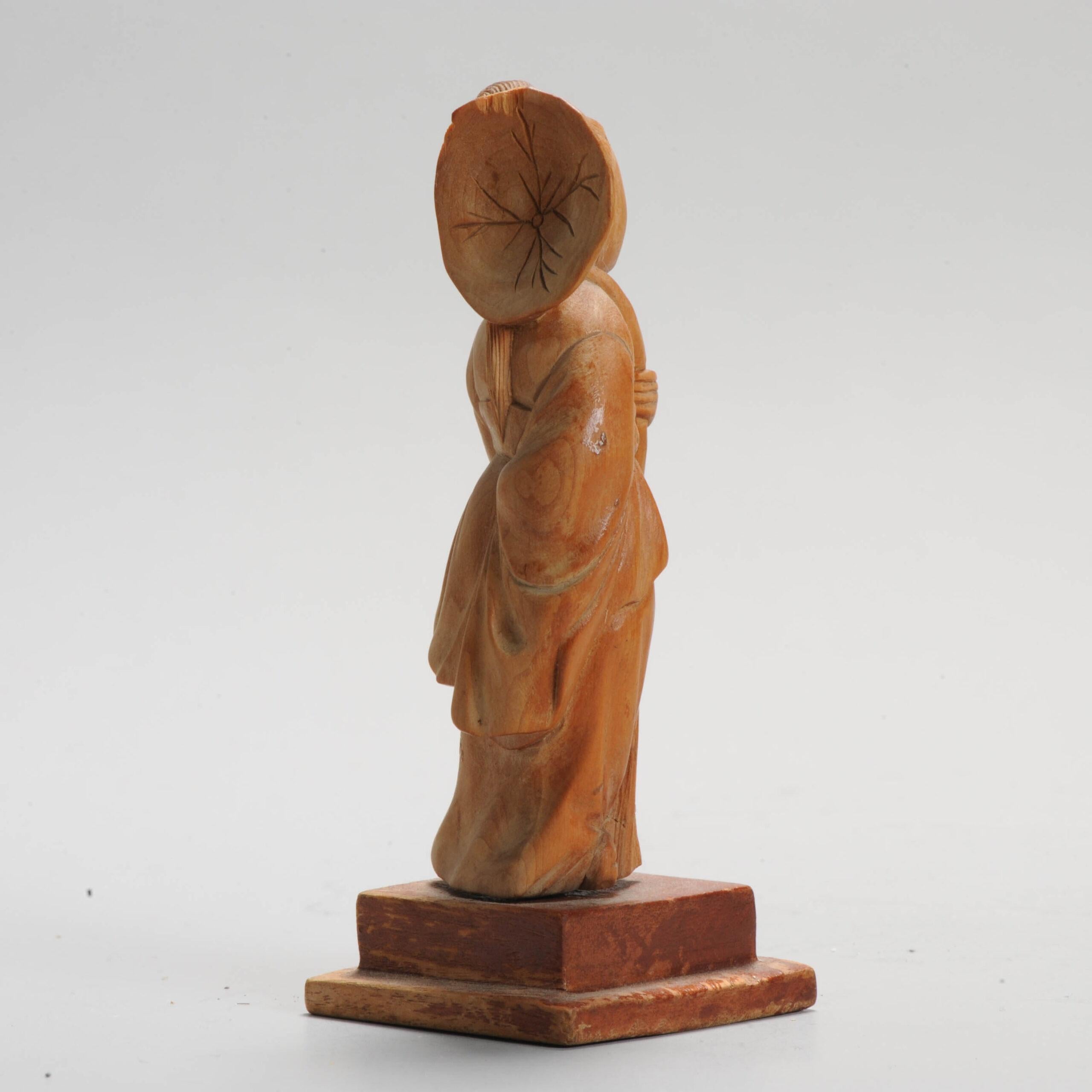 Qing Raffinata statua cinese in legno intagliato di donna con ombrellino, 1900 ca. in vendita