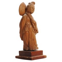 Fina estatua china tallada en madera de dama con sombrilla, ca 1900