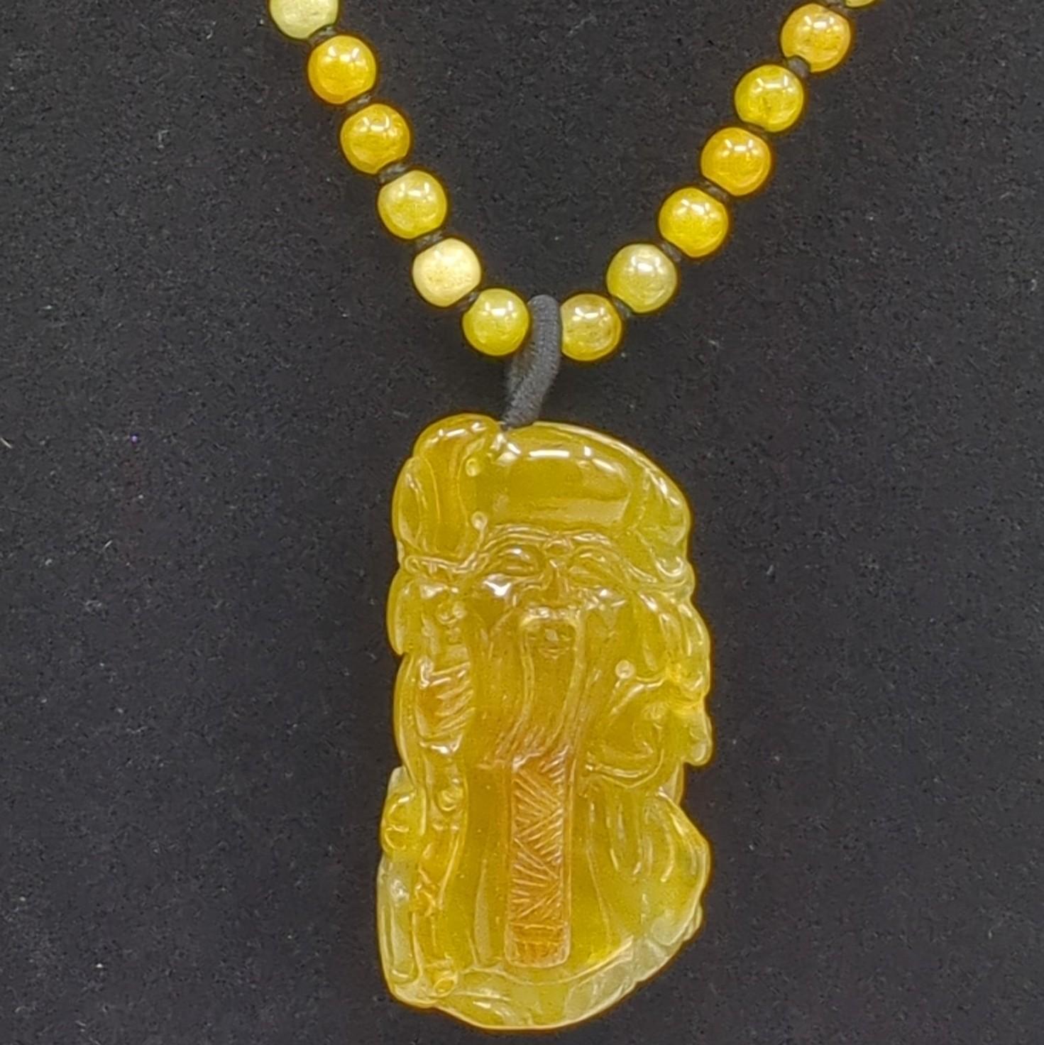 Femenino o masculino Collar de cuentas con colgante de jadeíta amarilla tallada china fina de 20 pulgadas de grado A en venta