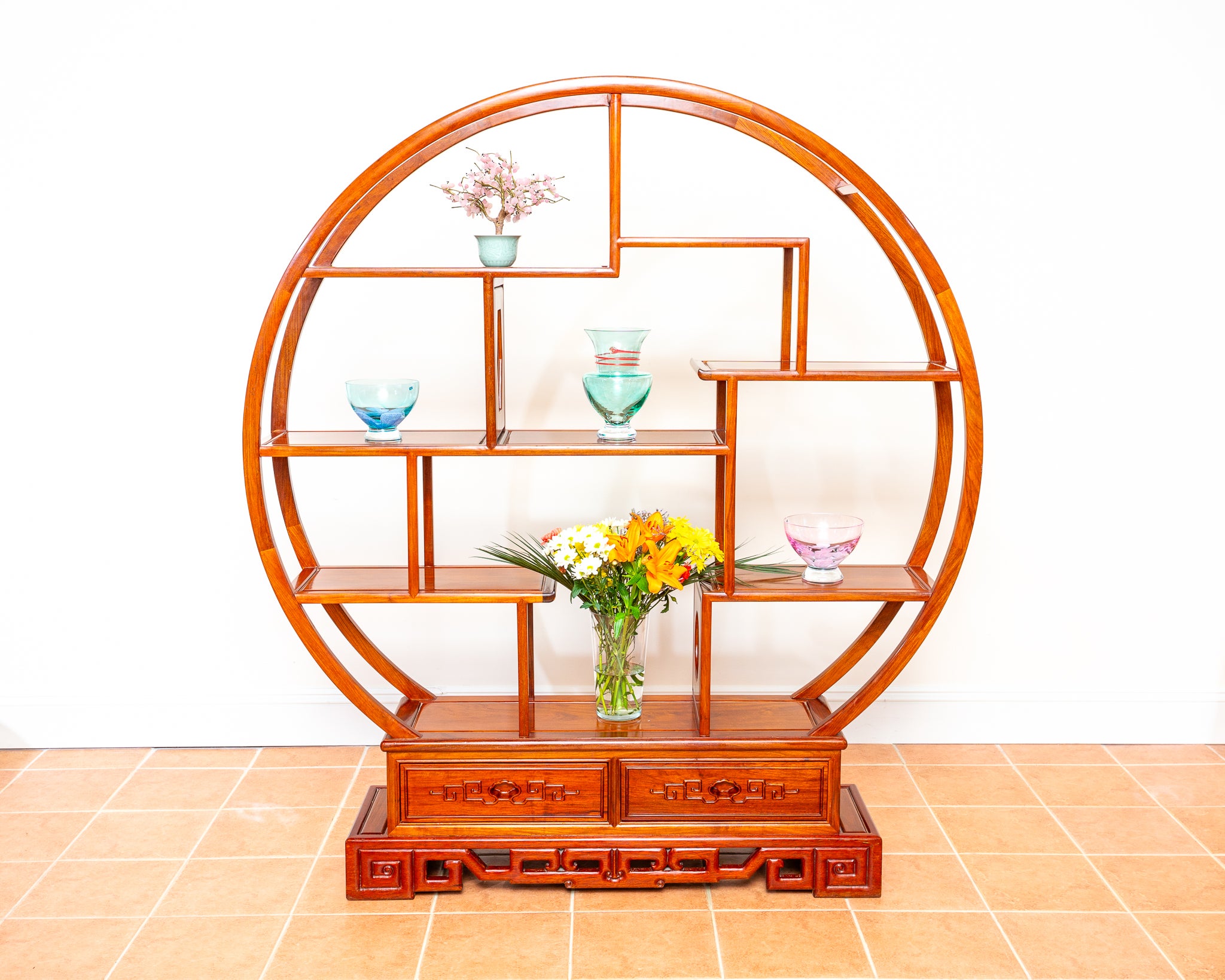 Fine Chinese Circular Display Stand Regale Bücherregal Mingei Raumteiler Jumu im Angebot