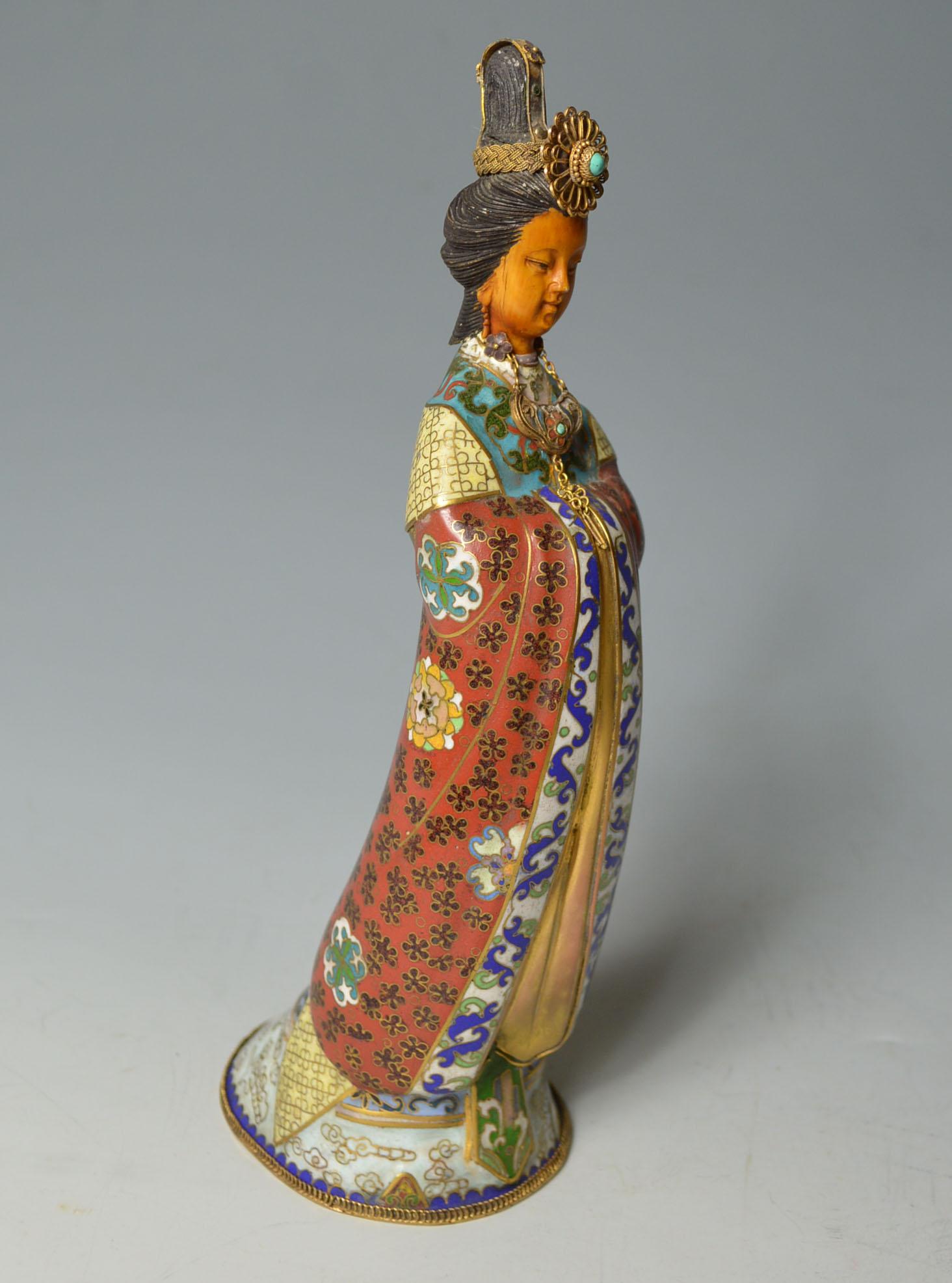 Fine Chinese Cloisonne Figure of a Princess 中国古董 In Good Condition In London, GB