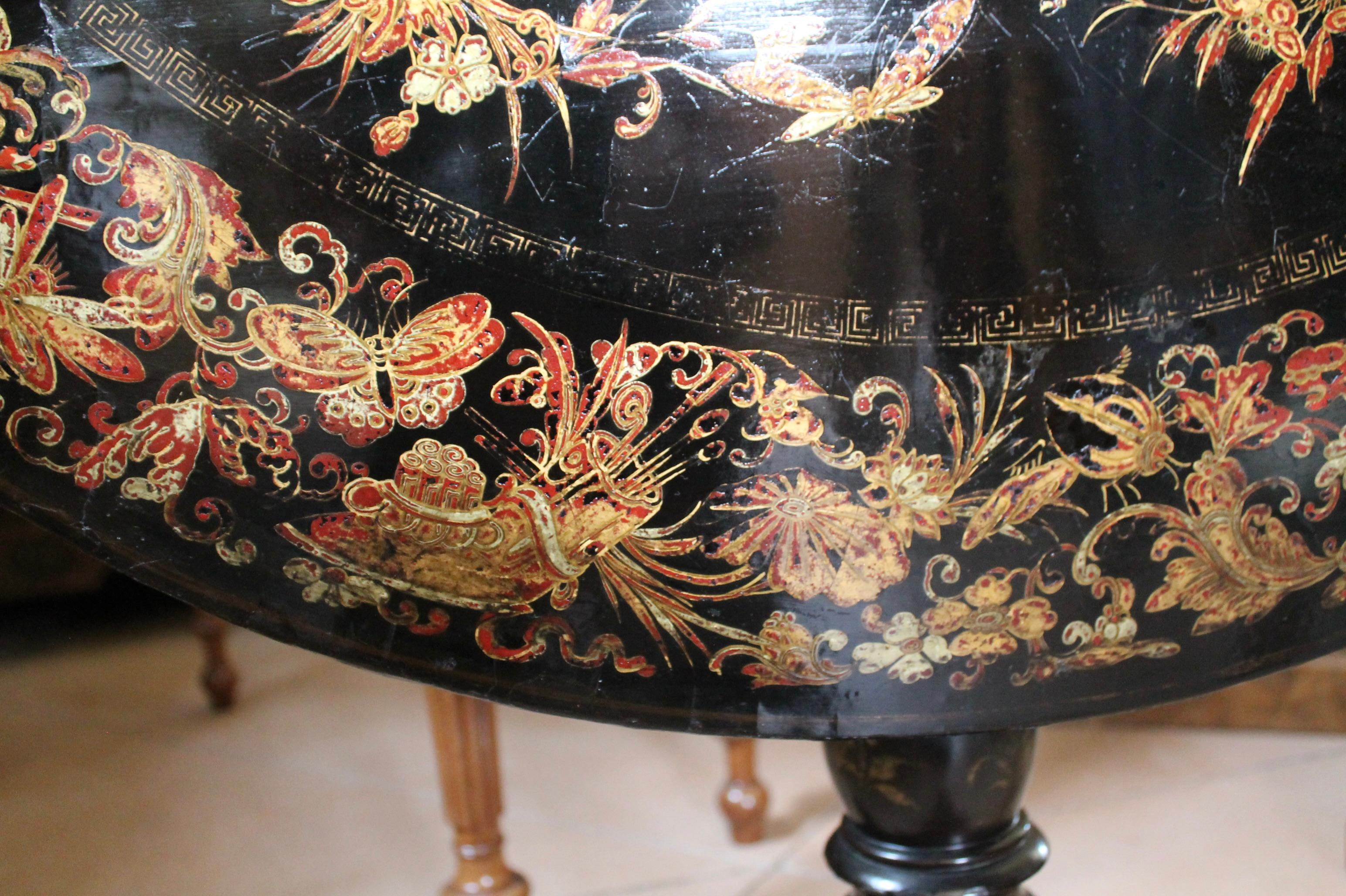 Fine Chinese Export Black Lacquer And Gilt Decorated Tilt Top Table For Sale 5