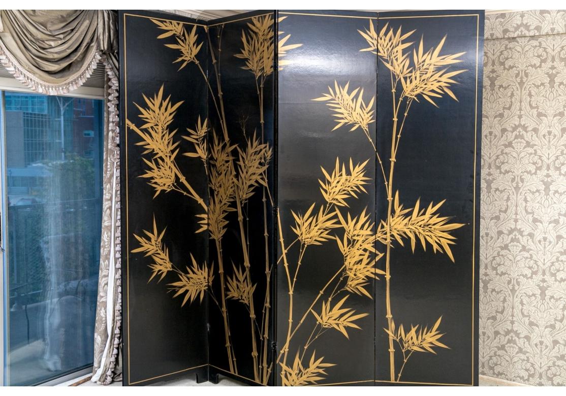 Fino biombo chino de cuatro paneles tallados y pintados en venta 3